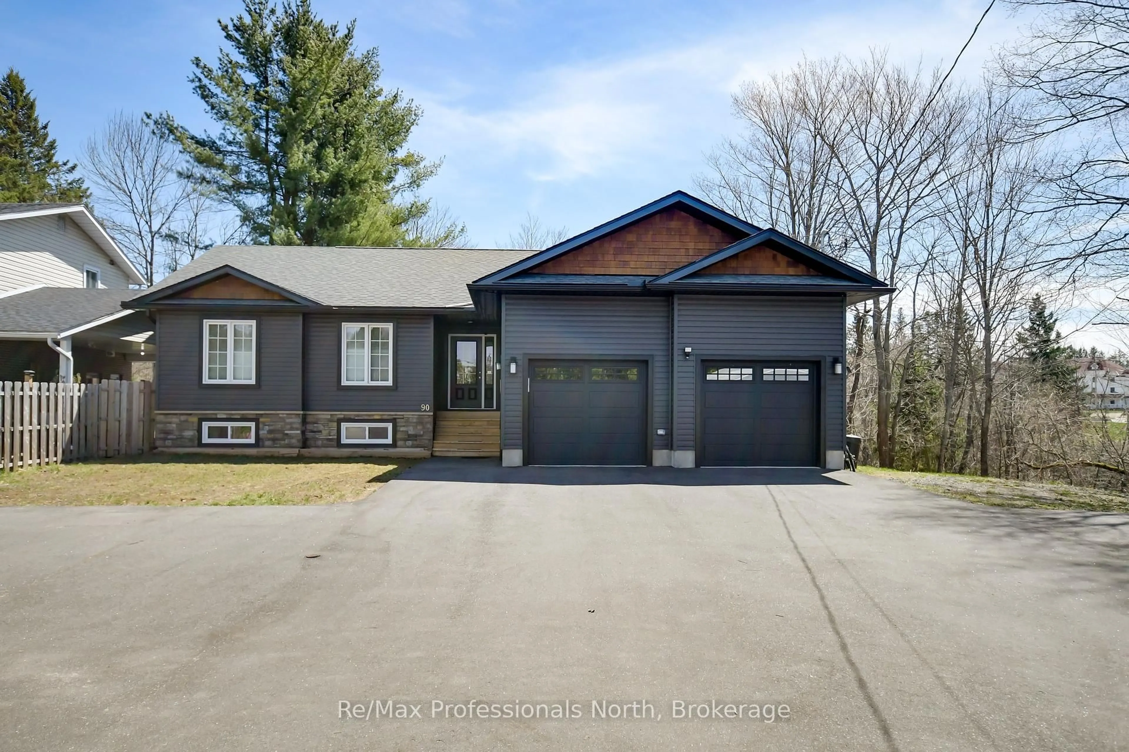 Unknown for 90 Ann St, Bracebridge Ontario P1L 1M1