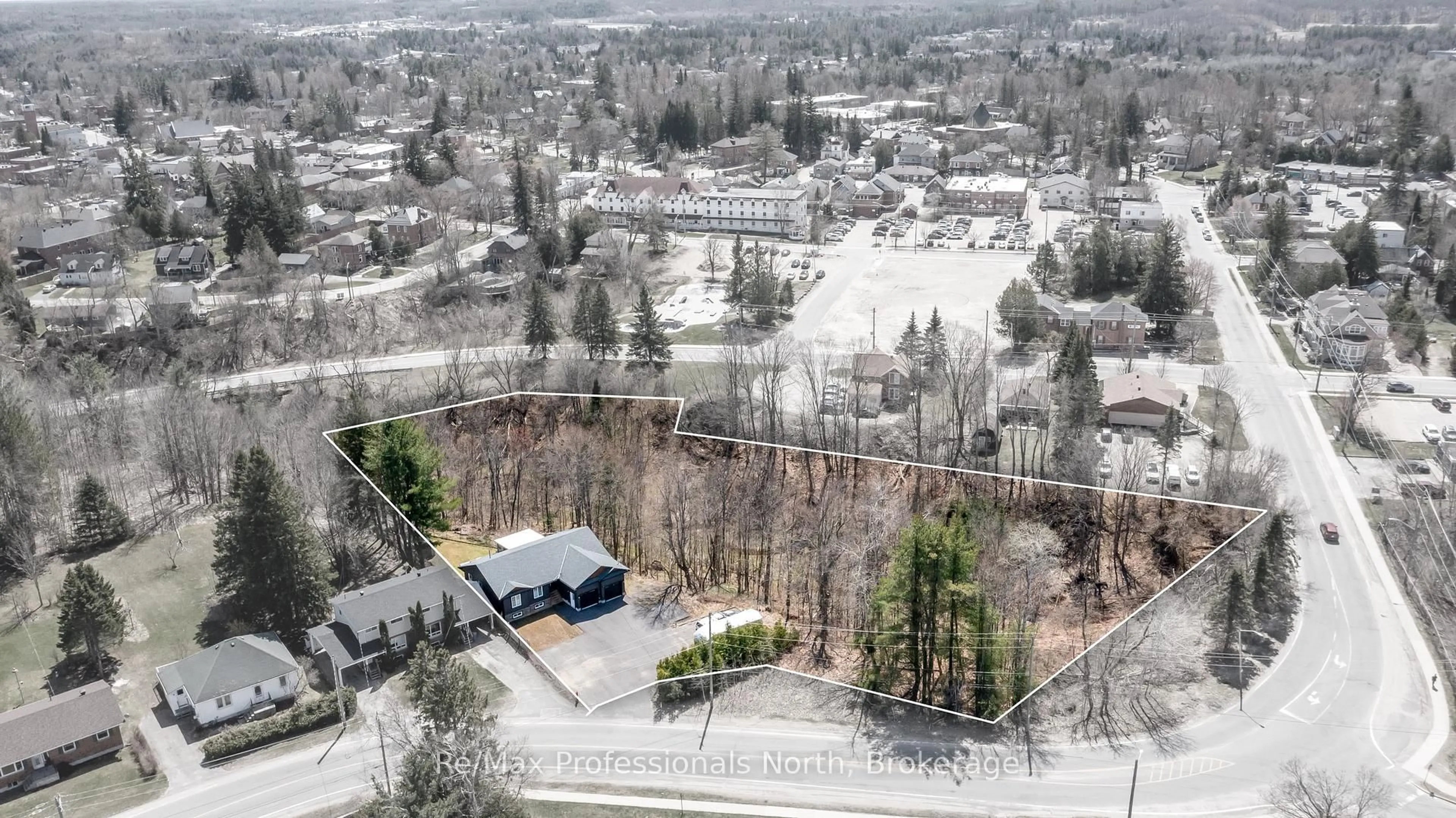 A pic from outside/outdoor area/front of a property/back of a property/a pic from drone, mountain view for 90 Ann St, Bracebridge Ontario P1L 1M1