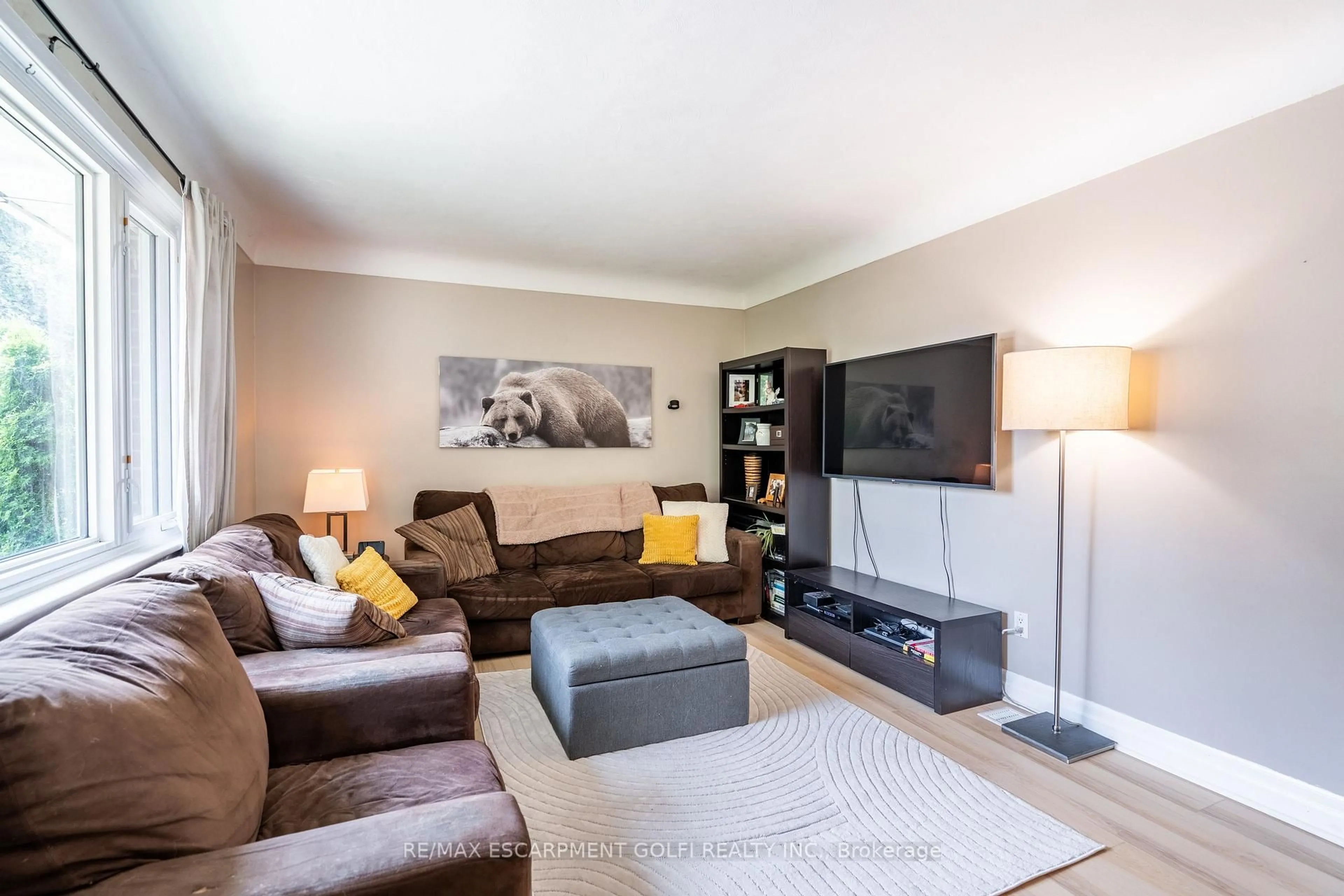 Living room with furniture, wood/laminate floor for 199 FERNWOOD Cres, Hamilton Ontario L8T 3L5