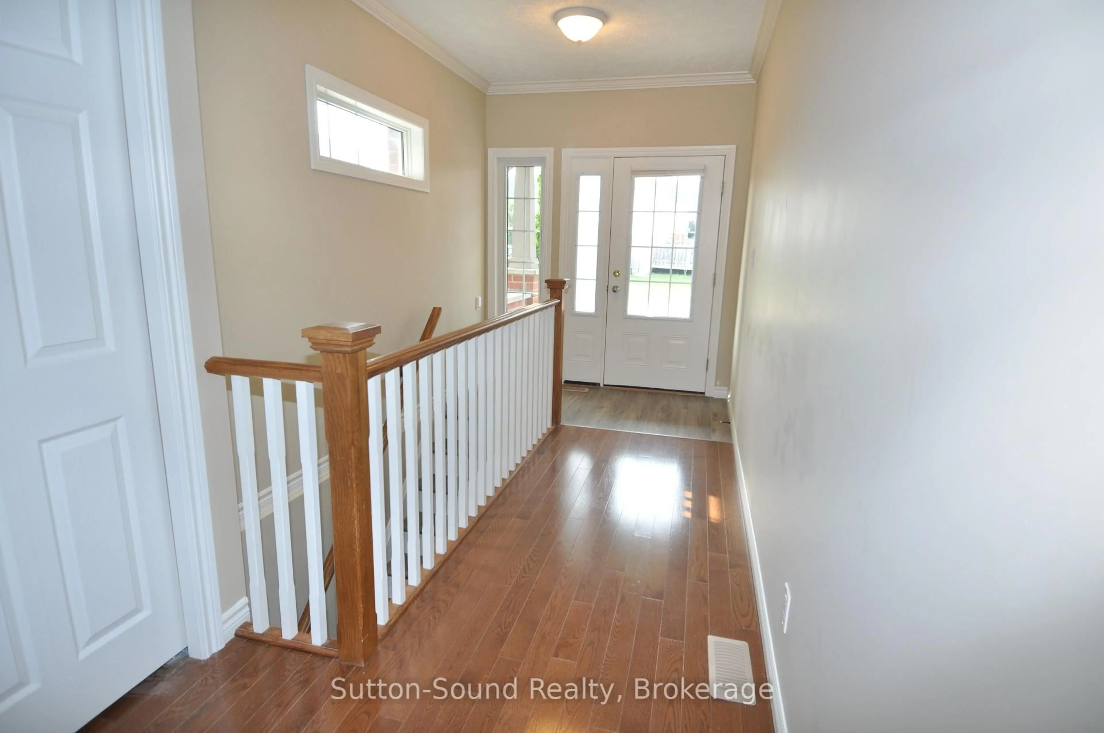 Indoor entryway for 1316 15th Street 'b' St, Owen Sound Ontario N4K 6N1