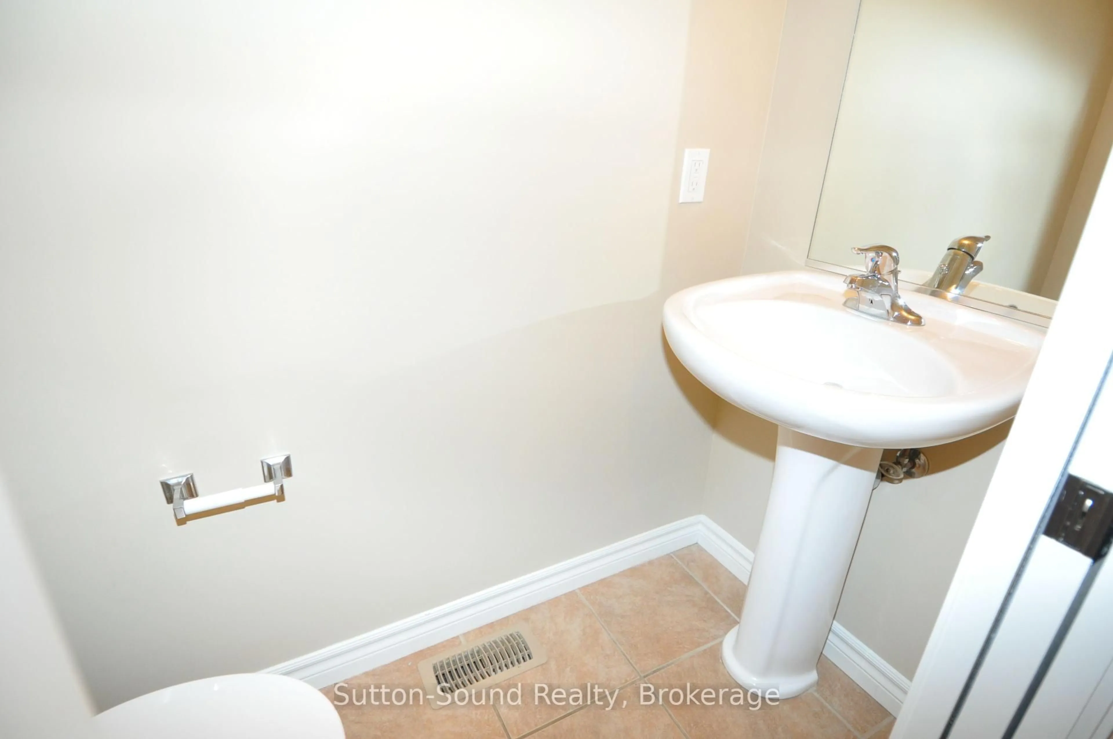 Standard bathroom, ceramic/tile floor for 1316 15th Street 'b' St, Owen Sound Ontario N4K 6N1