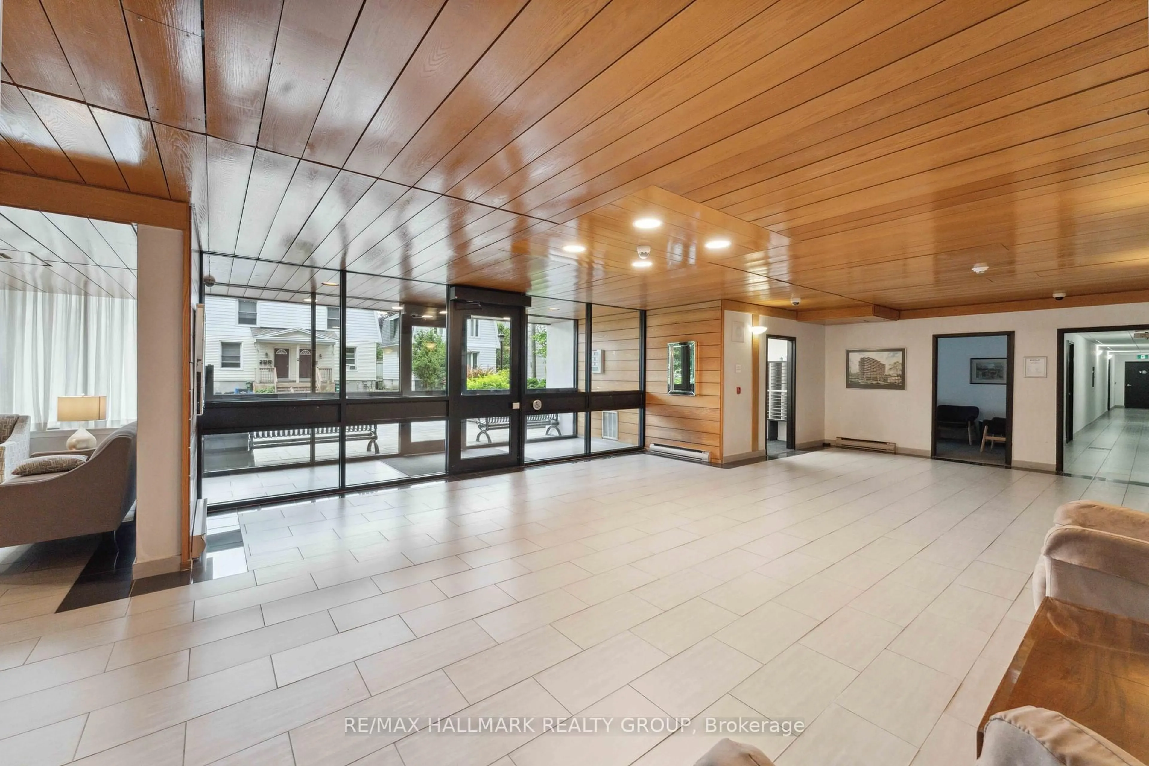 Indoor foyer for 370 Dominion Ave #505, Ottawa Ontario K2A 3X4