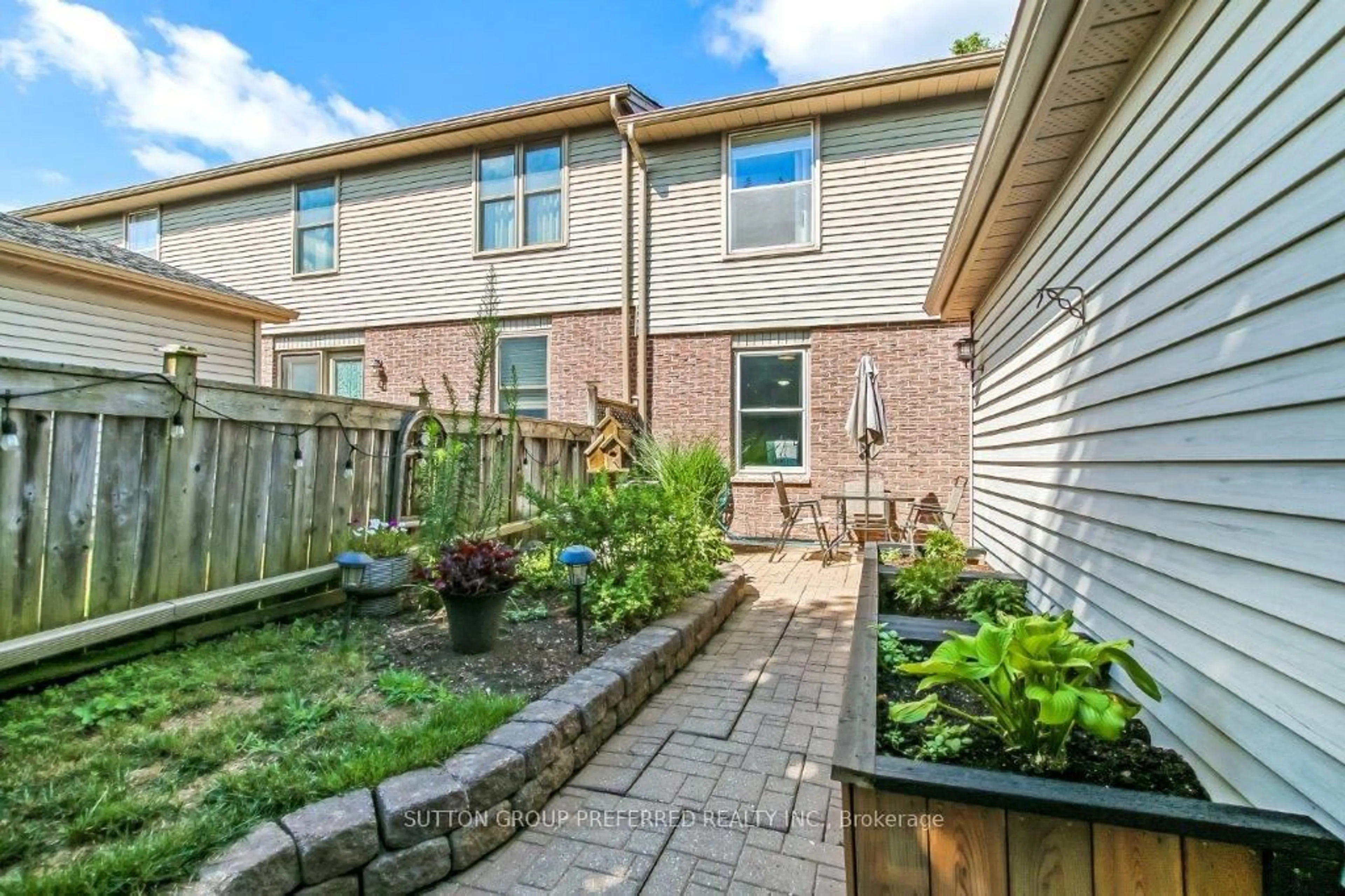 Patio, street for 10 Berkshire Crt, London South Ontario N6J 3N7