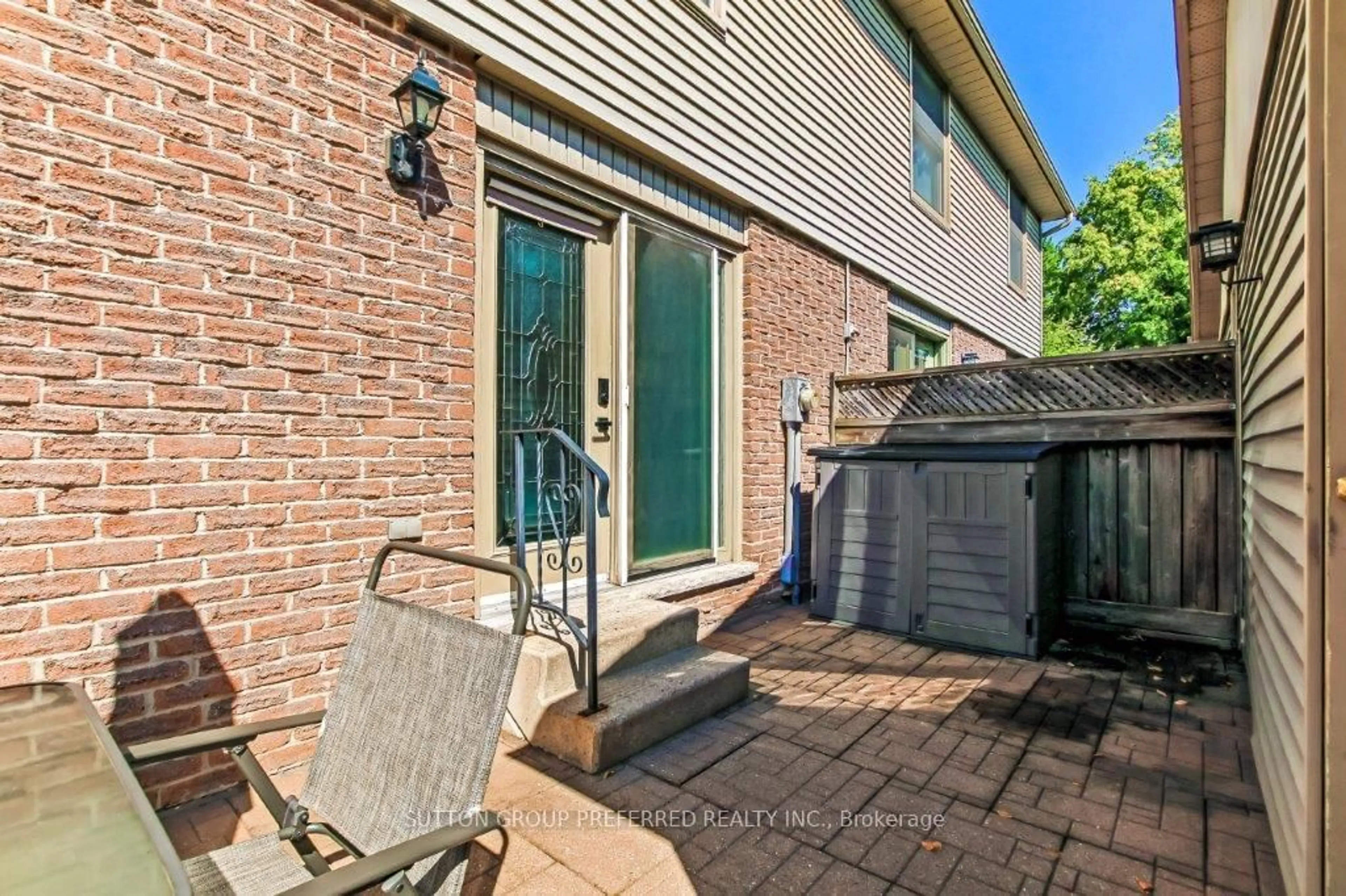 Patio, street for 10 Berkshire Crt, London South Ontario N6J 3N7