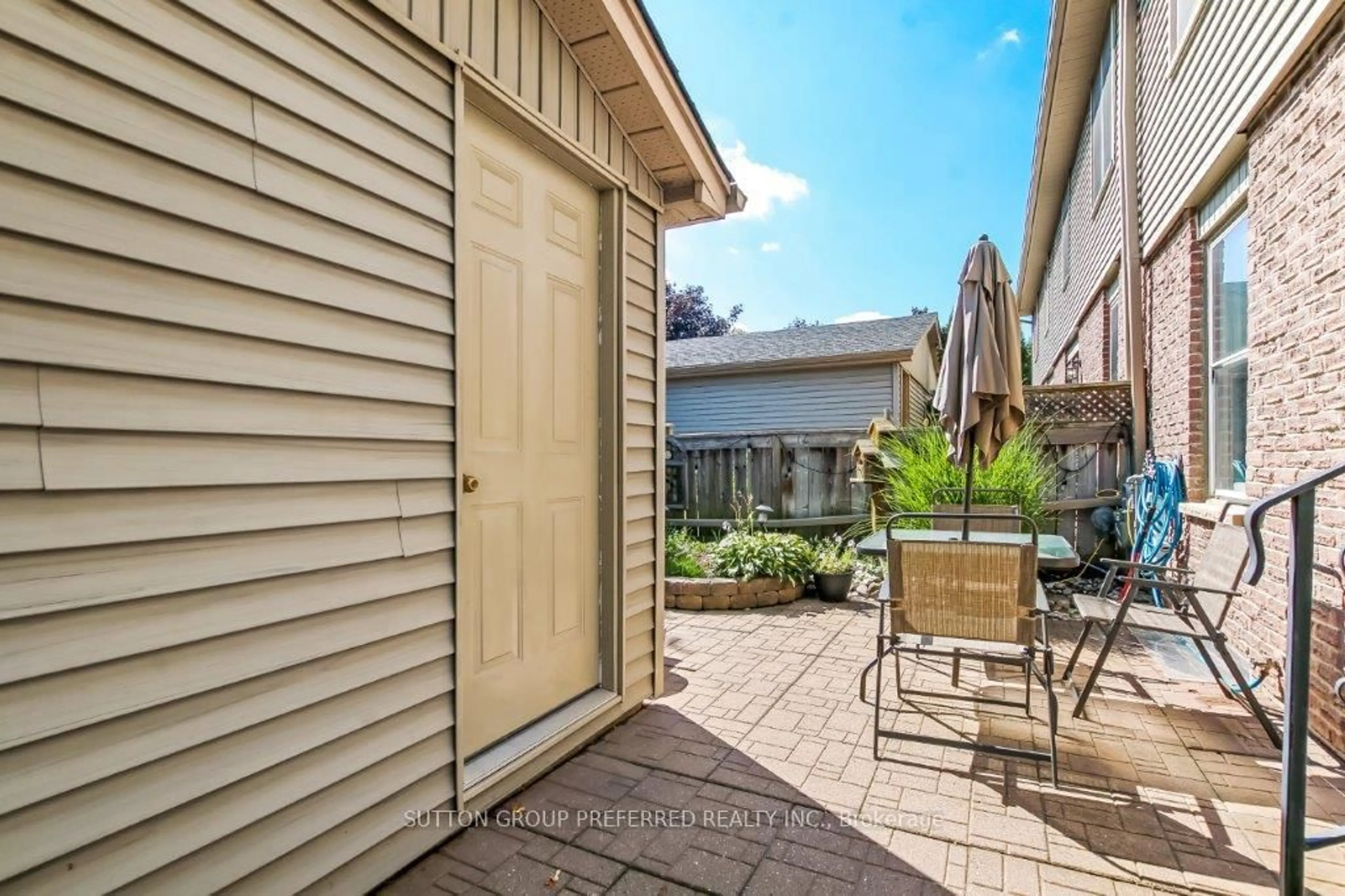 Patio, street for 10 Berkshire Crt, London South Ontario N6J 3N7