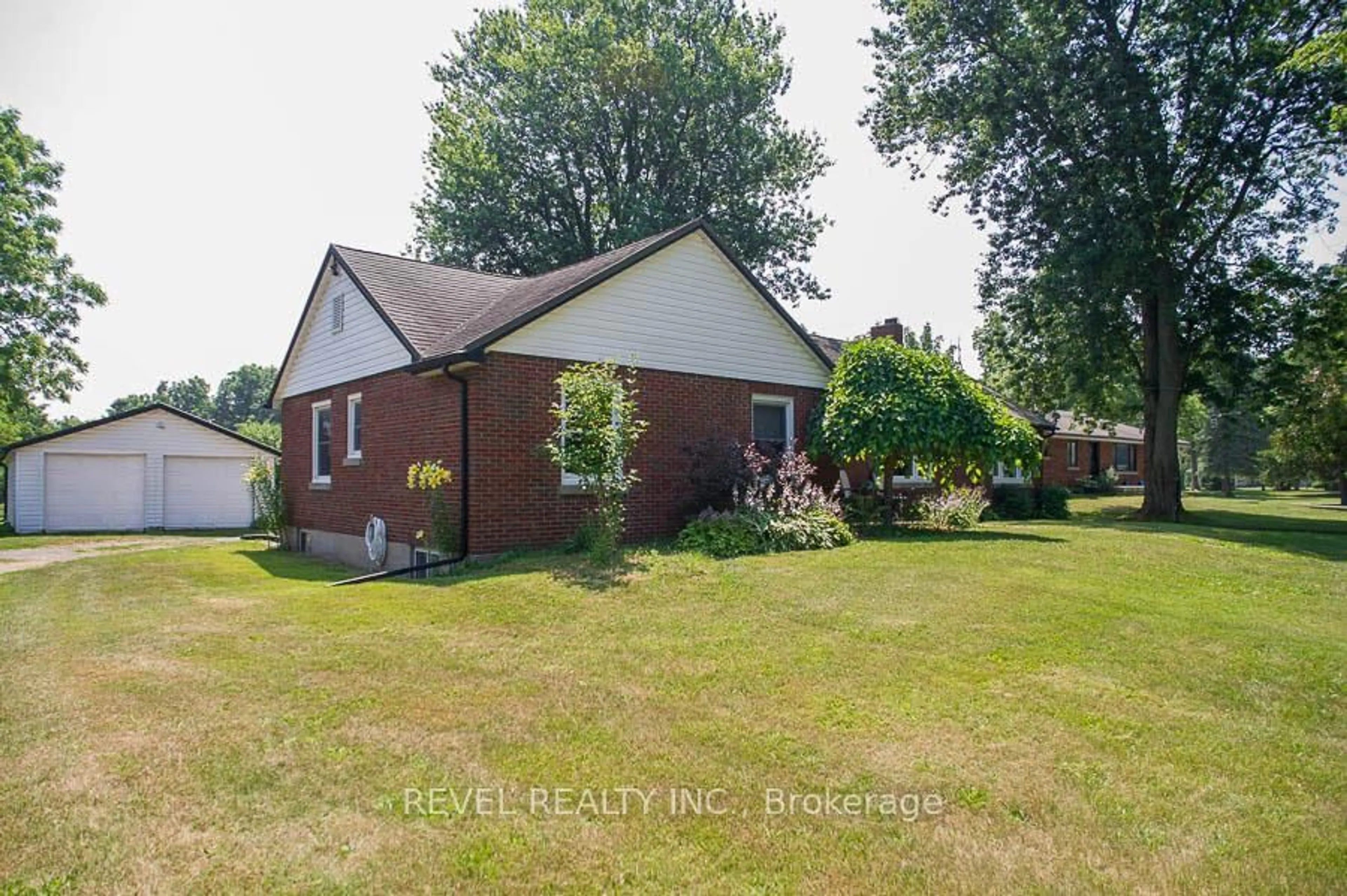 A pic from outside/outdoor area/front of a property/back of a property/a pic from drone, unknown for 530 Mount Pleasant Rd, Brantford Ontario N3T 5L5