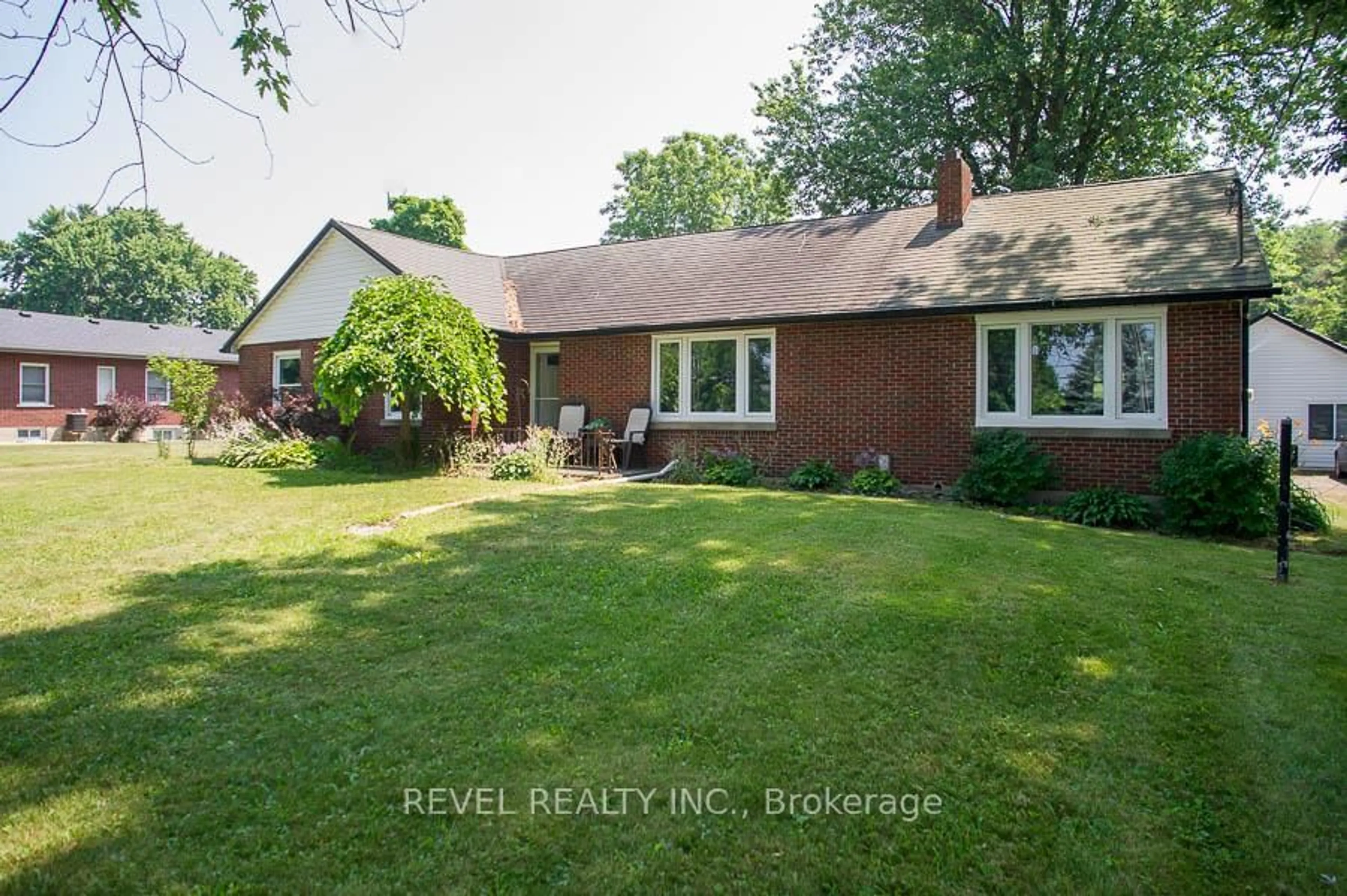 A pic from outside/outdoor area/front of a property/back of a property/a pic from drone, unknown for 530 Mount Pleasant Rd, Brantford Ontario N3T 5L5
