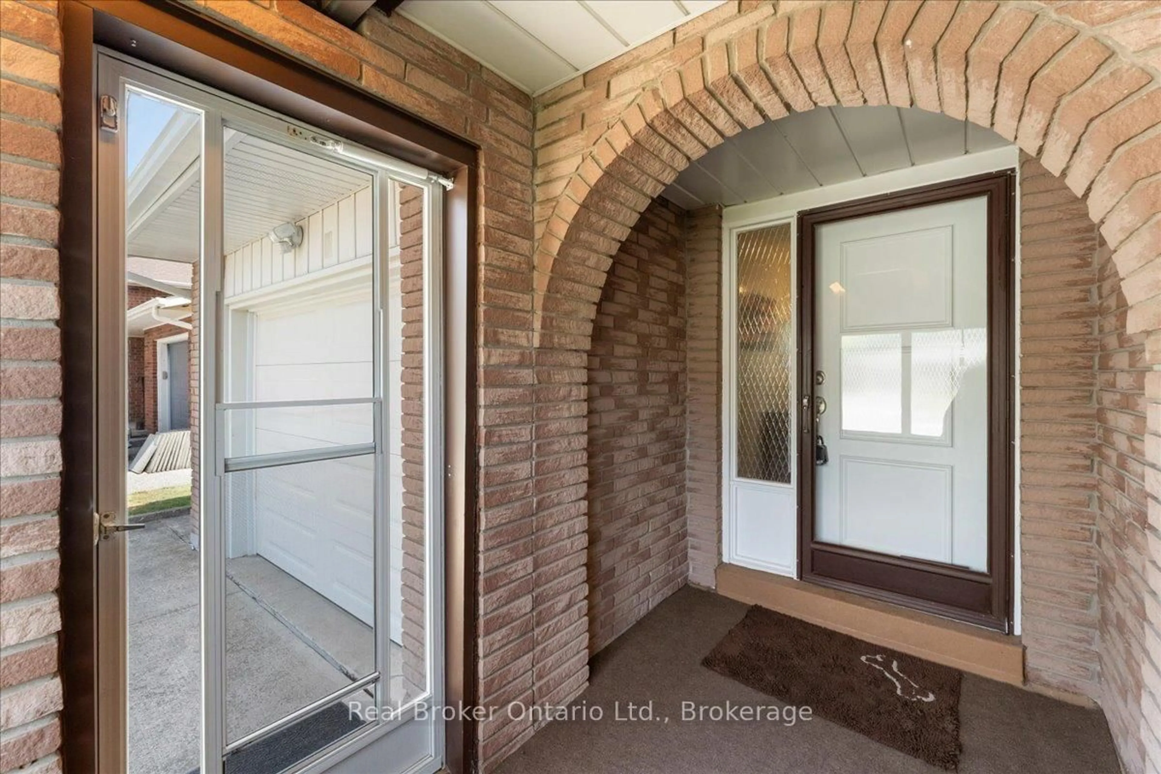 Indoor entryway for 4 Steven St, Welland Ontario L3C 6C4