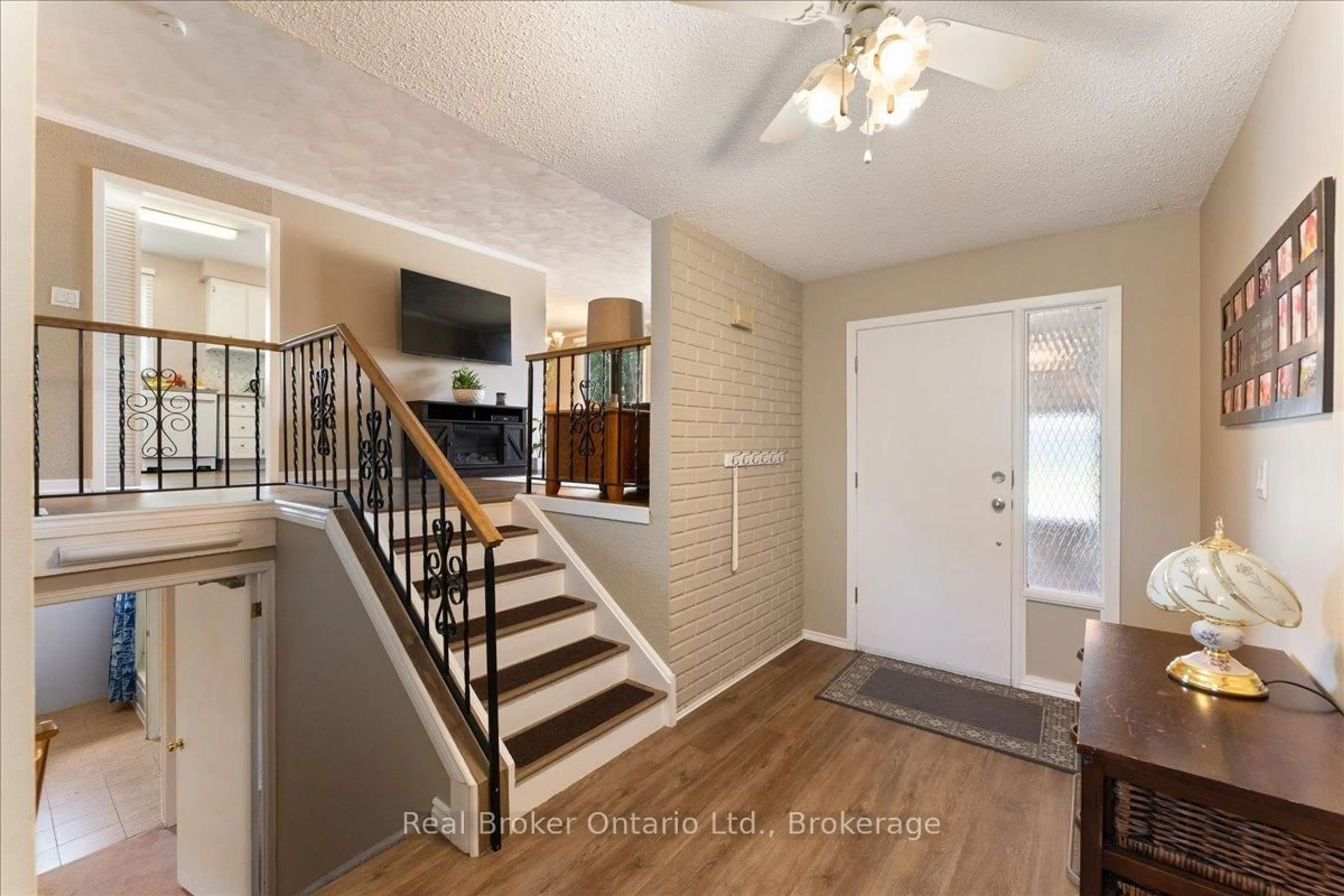 Indoor entryway for 4 Steven St, Welland Ontario L3C 6C4