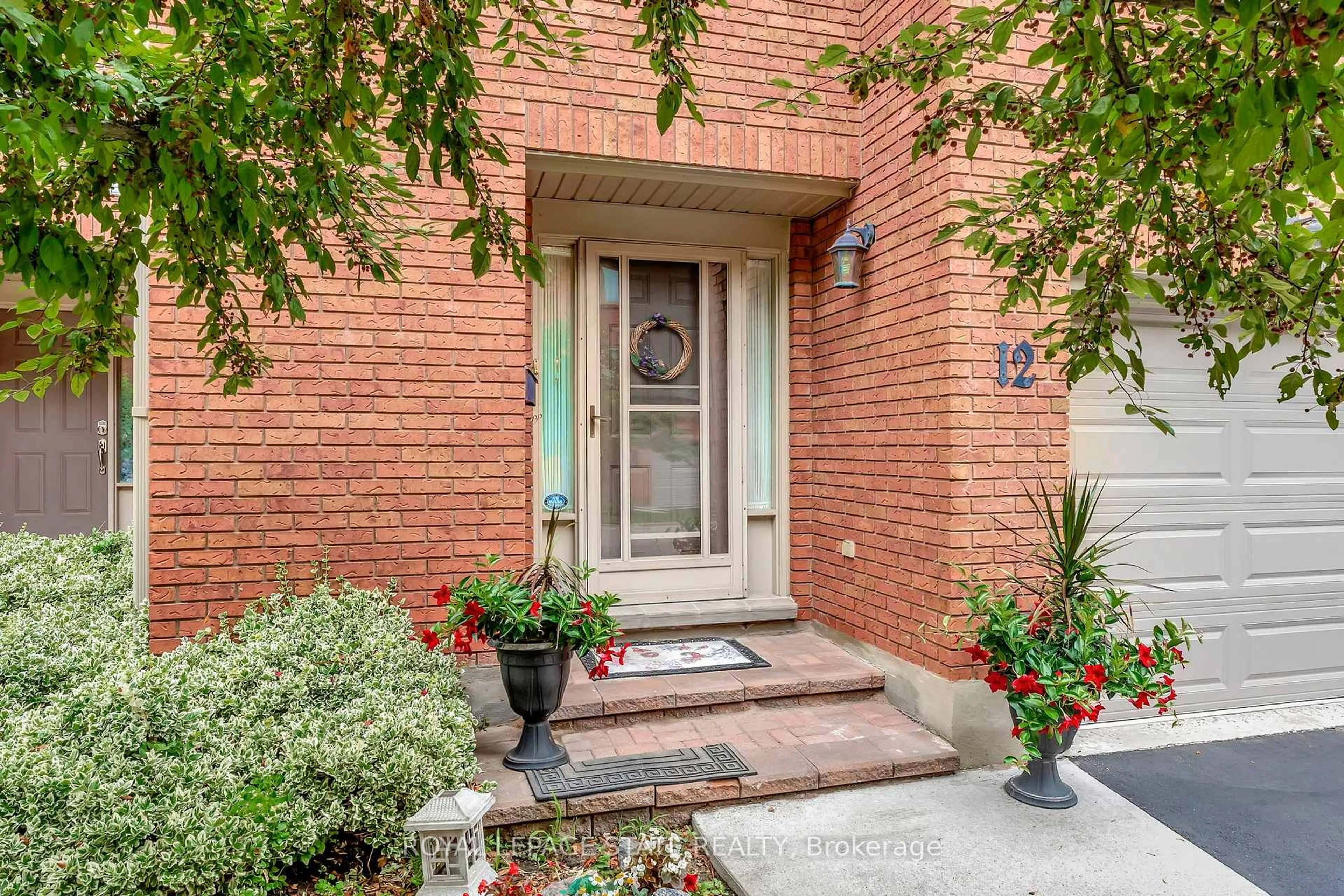 Indoor entryway for 30 Osler Dr #12, Hamilton Ontario L9H 6W2