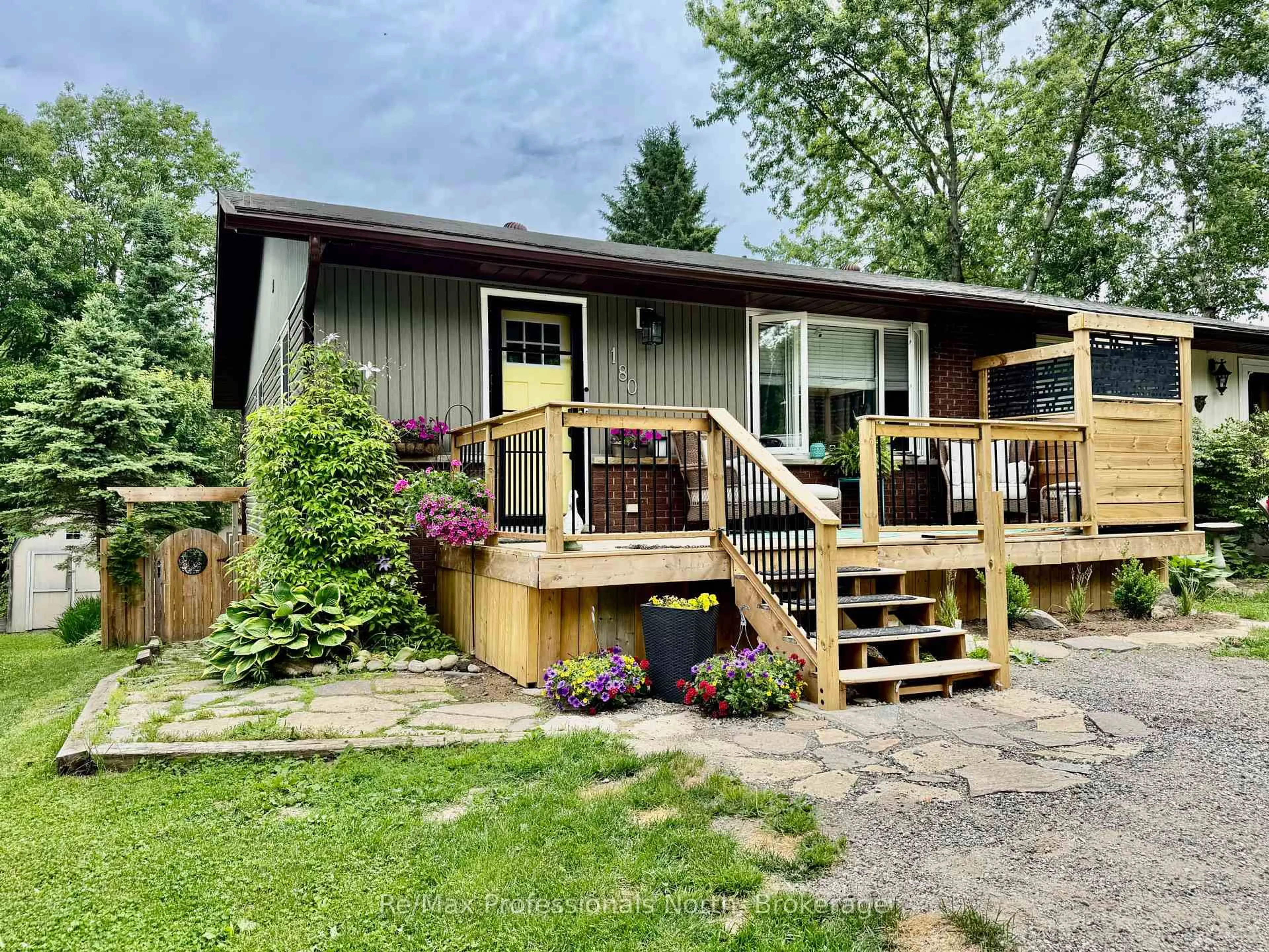 Home with vinyl exterior material, unknown for 180 FERNWOOD Dr, Gravenhurst Ontario P1P 1P4