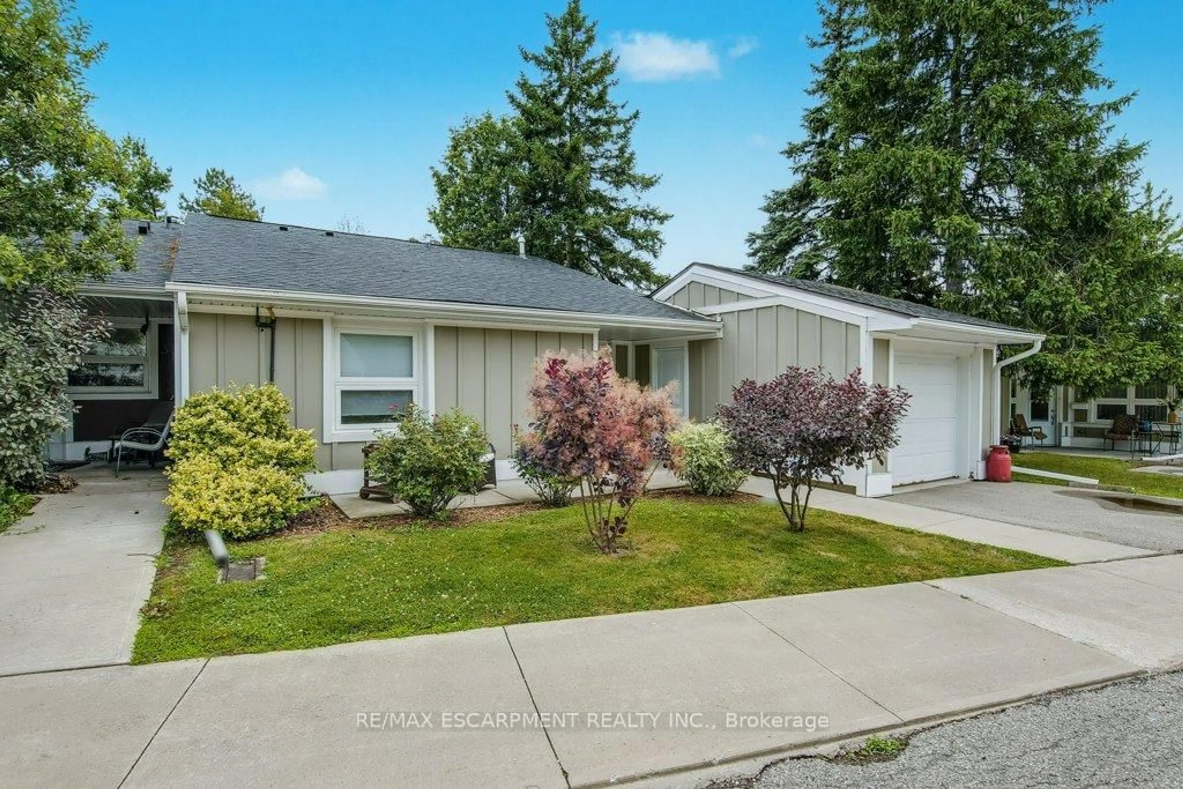 Home with vinyl exterior material, street for 33 Szollosy Circ, Hamilton Ontario L9B 1T8