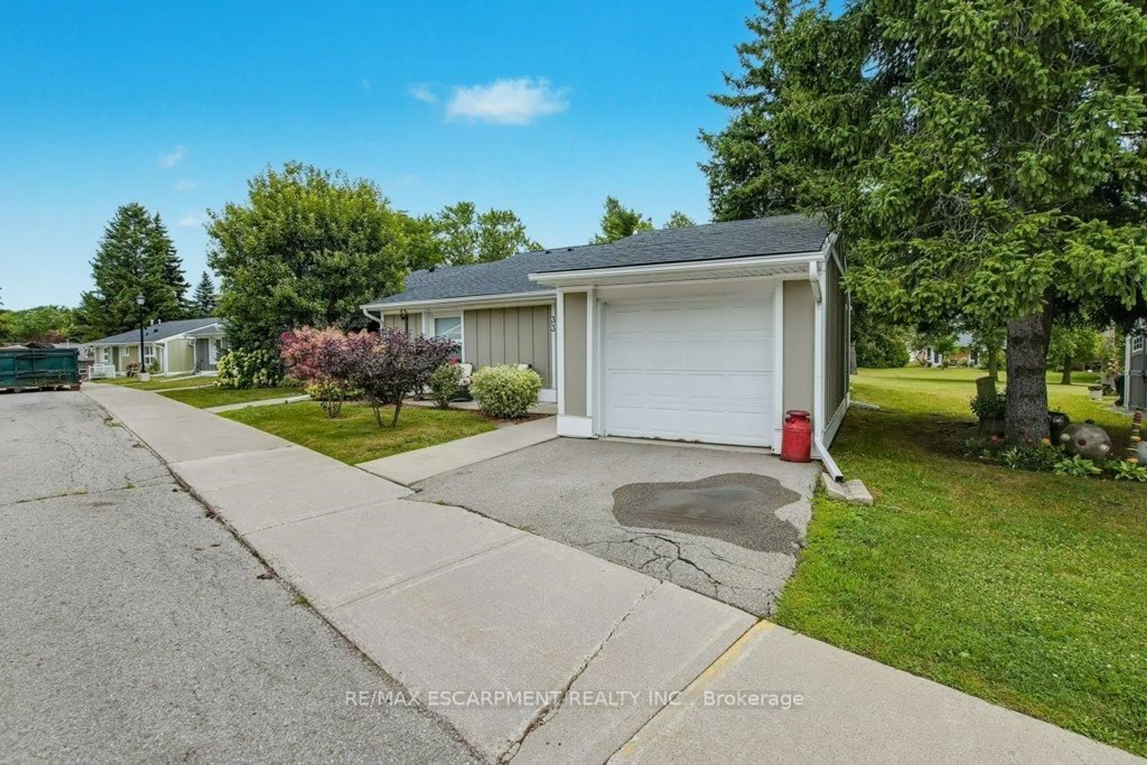 A pic from outside/outdoor area/front of a property/back of a property/a pic from drone, street for 33 Szollosy Circ, Hamilton Ontario L9B 1T8