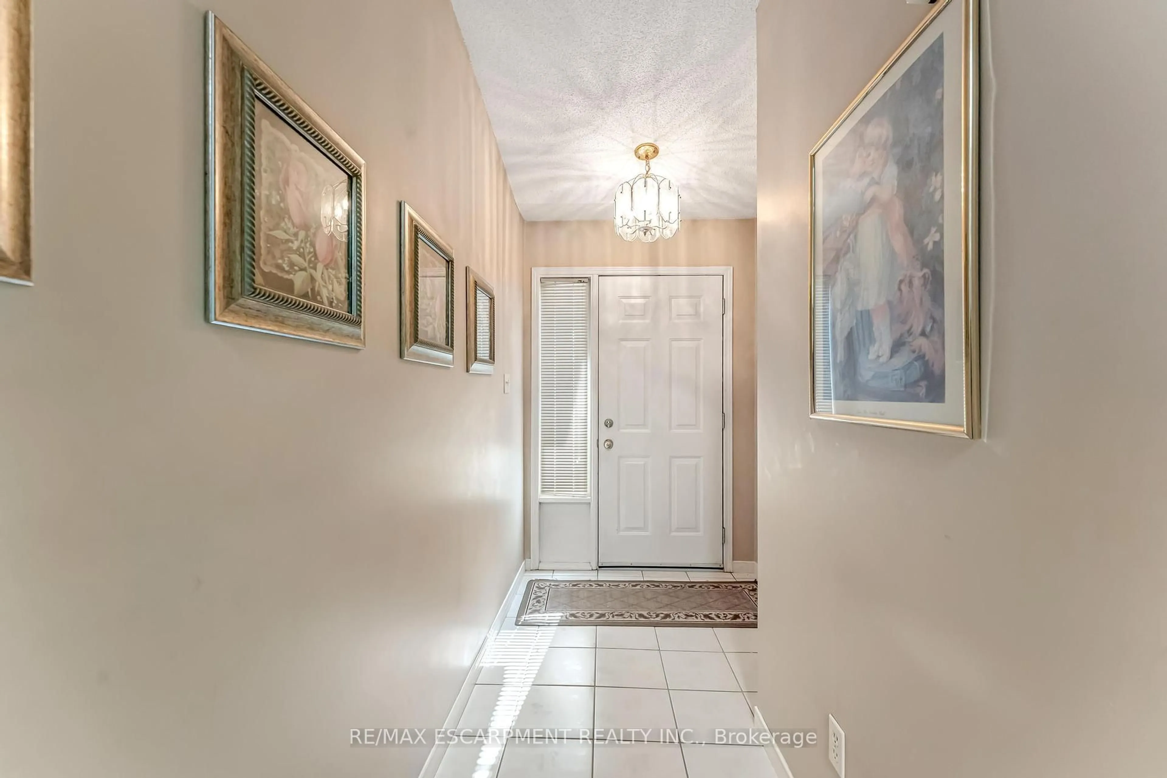 Indoor entryway for 25 Kitty Murray Lane #17, Hamilton Ontario L9K 1L3
