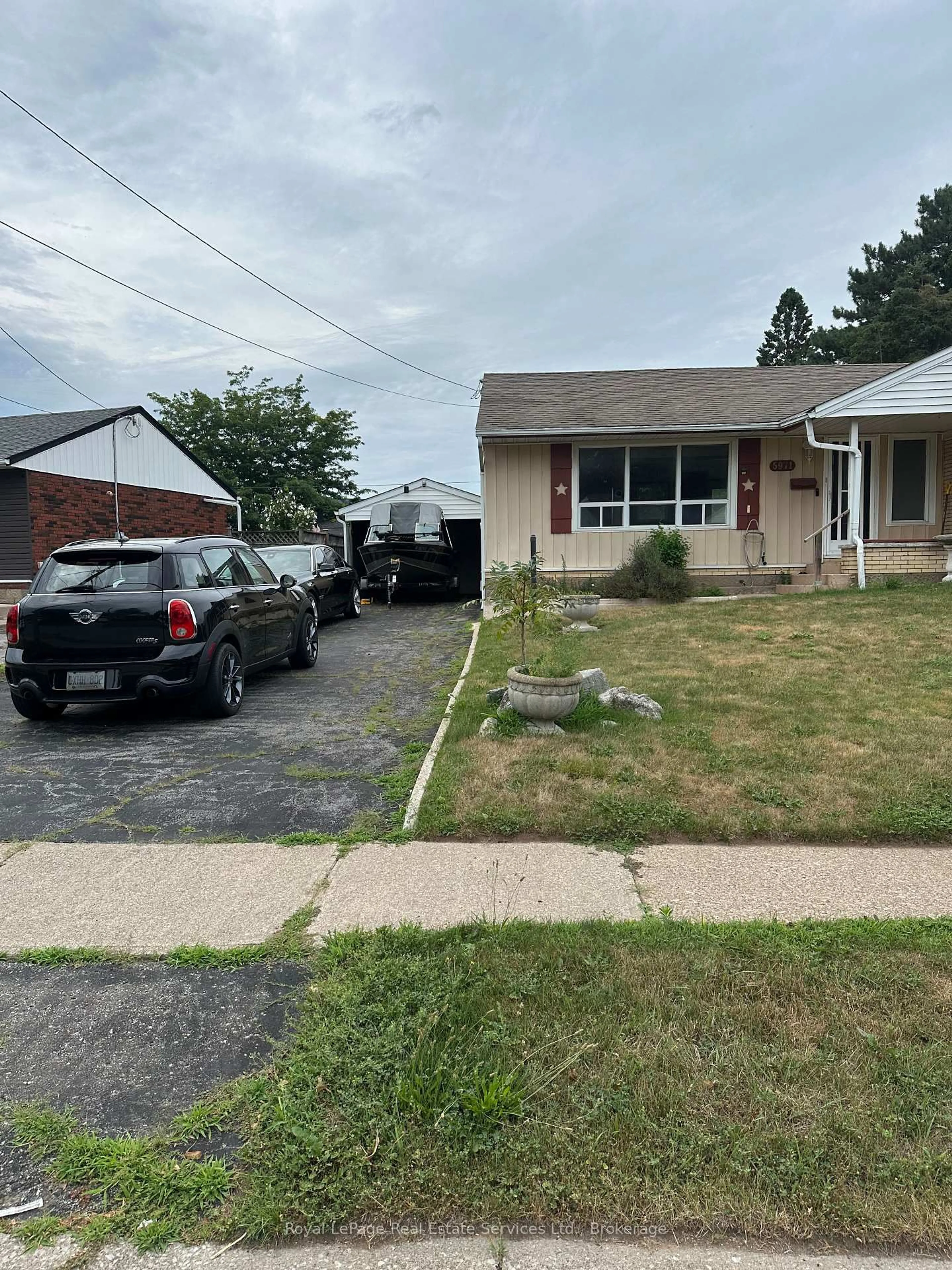 A pic from outside/outdoor area/front of a property/back of a property/a pic from drone, street for 5971 Scott St, Niagara Falls Ontario L2E 3B3