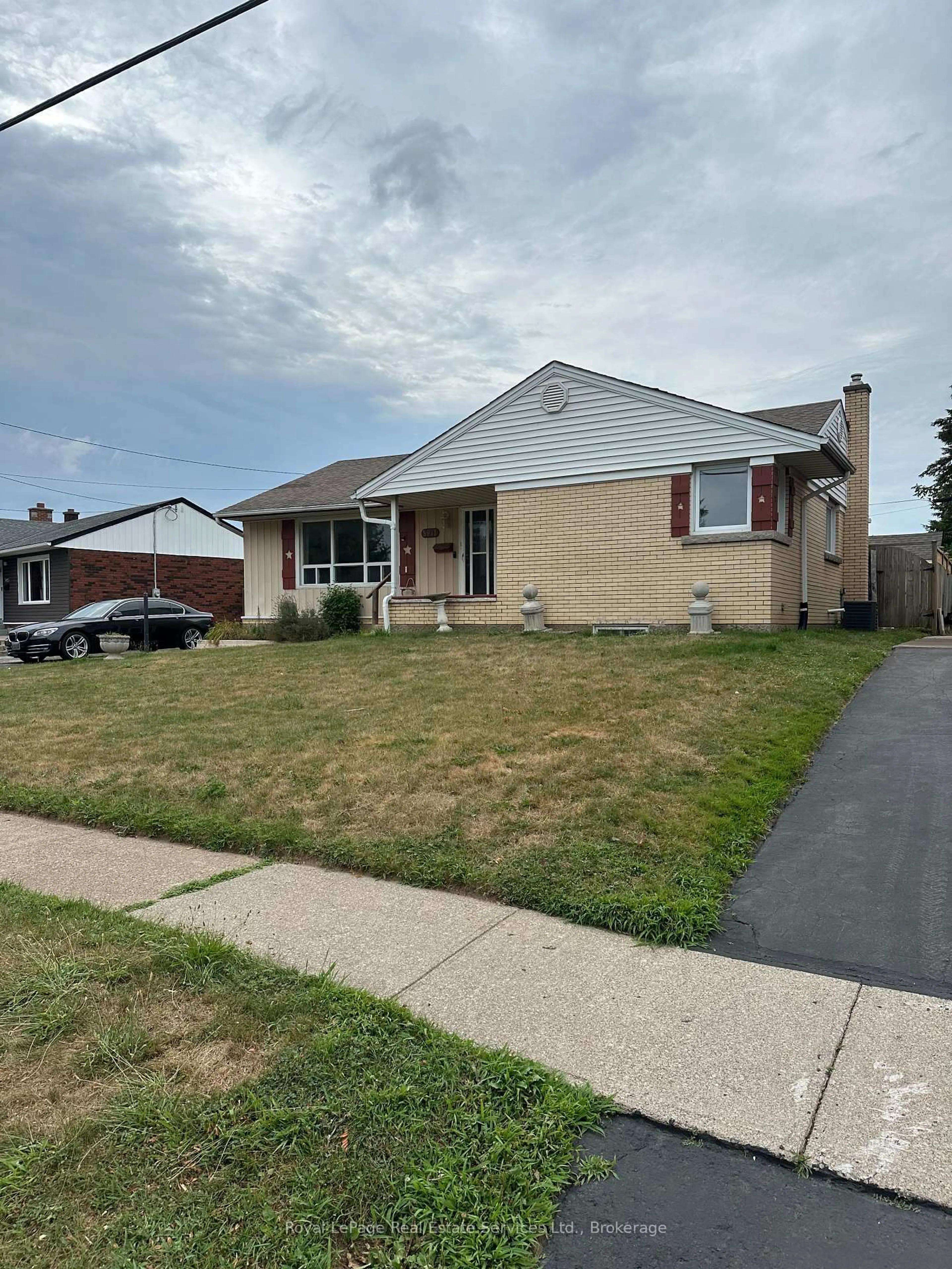 Home with brick exterior material, street for 5971 Scott St, Niagara Falls Ontario L2E 3B3