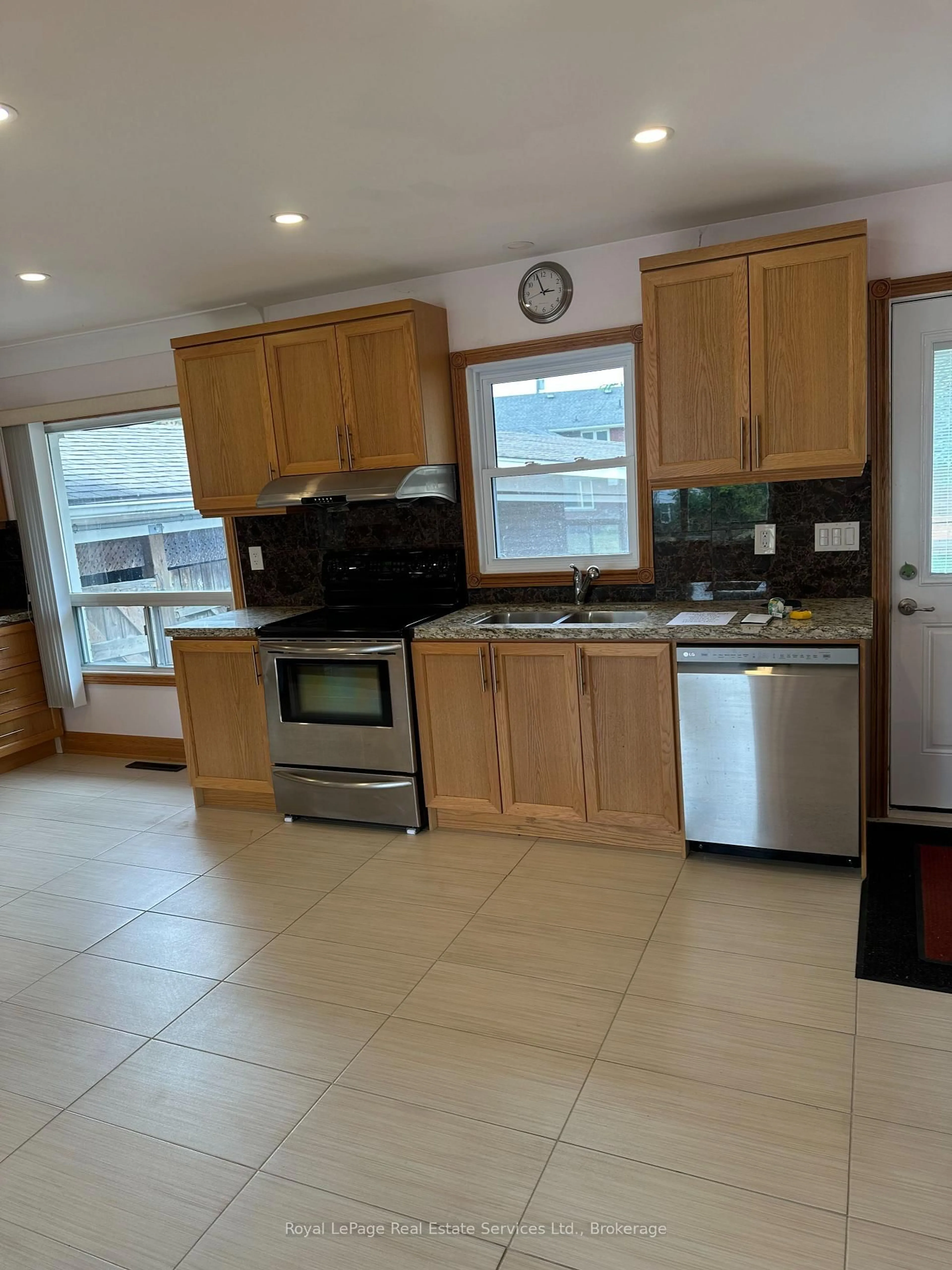 Standard kitchen, ceramic/tile floor for 5971 Scott St, Niagara Falls Ontario L2E 3B3