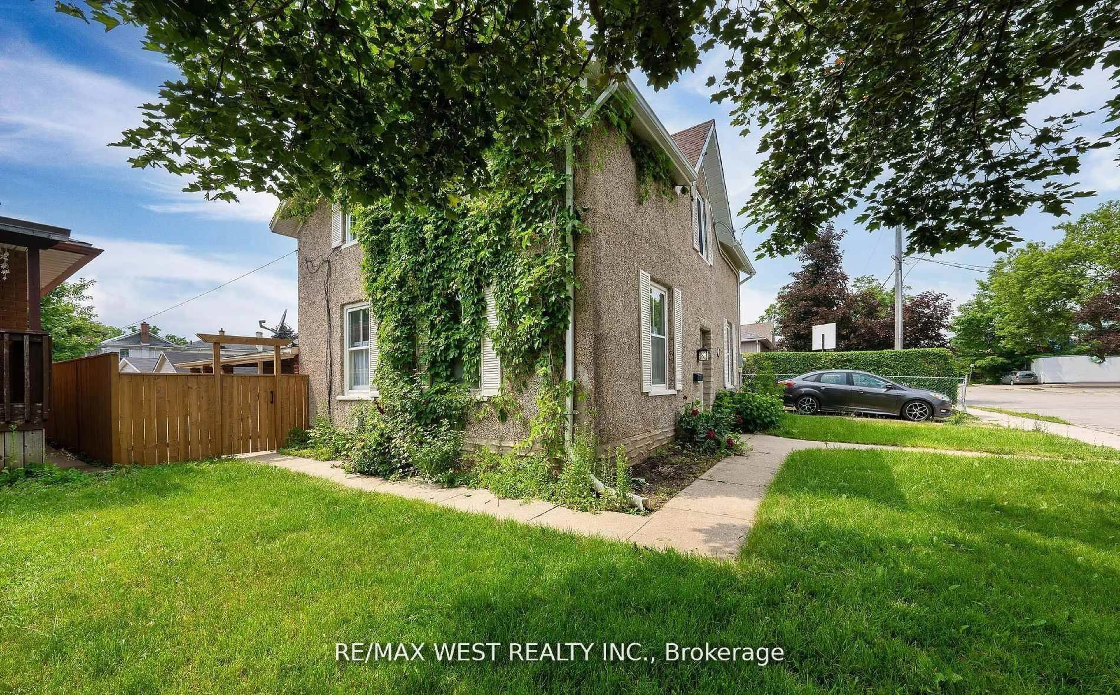 A pic from outside/outdoor area/front of a property/back of a property/a pic from drone, street for 58 Brook St, Cambridge Ontario N1R 4C3