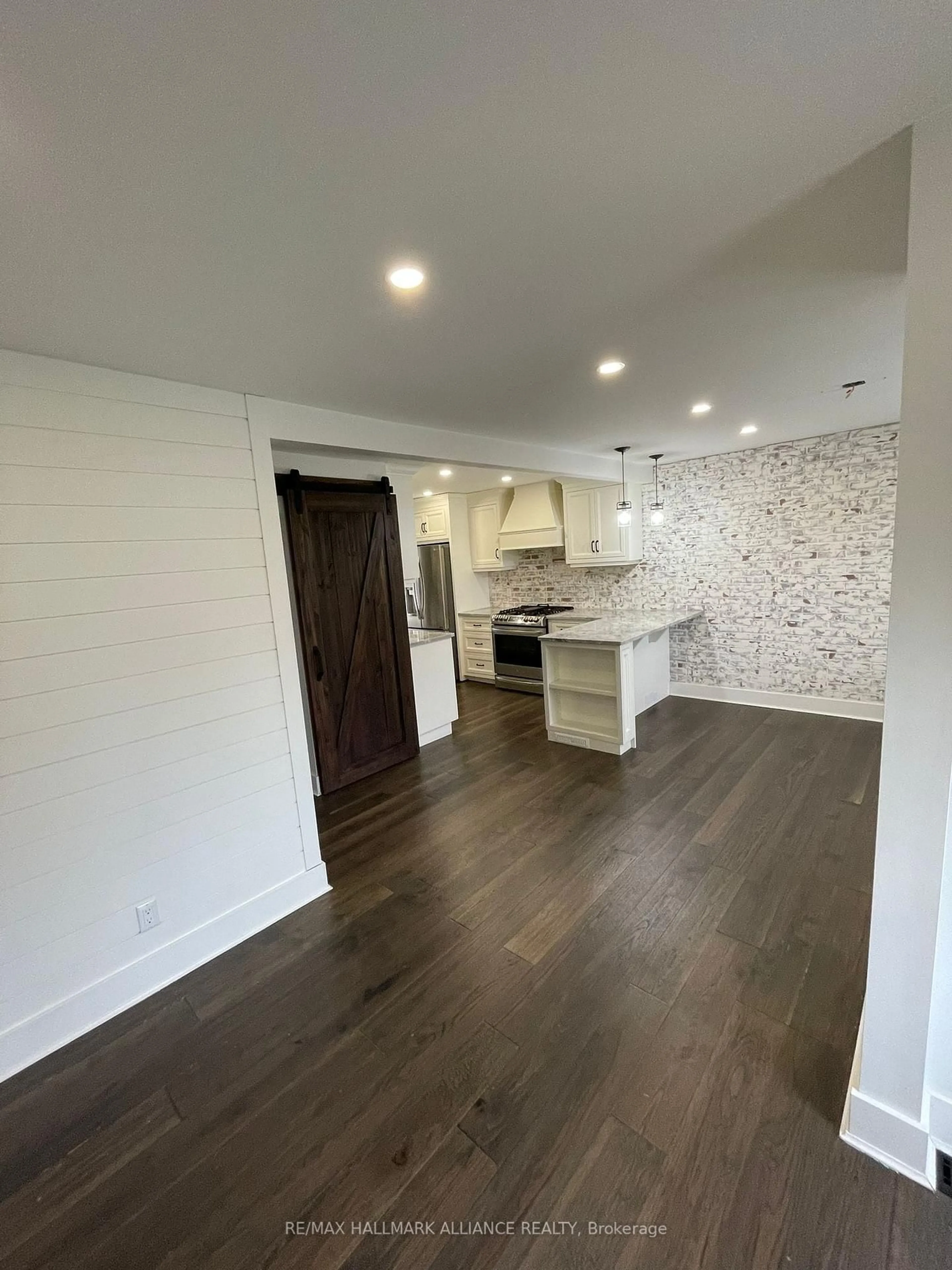 Open concept kitchen, unknown for 22 Bevan Crt, Hamilton Ontario L8K 4R1