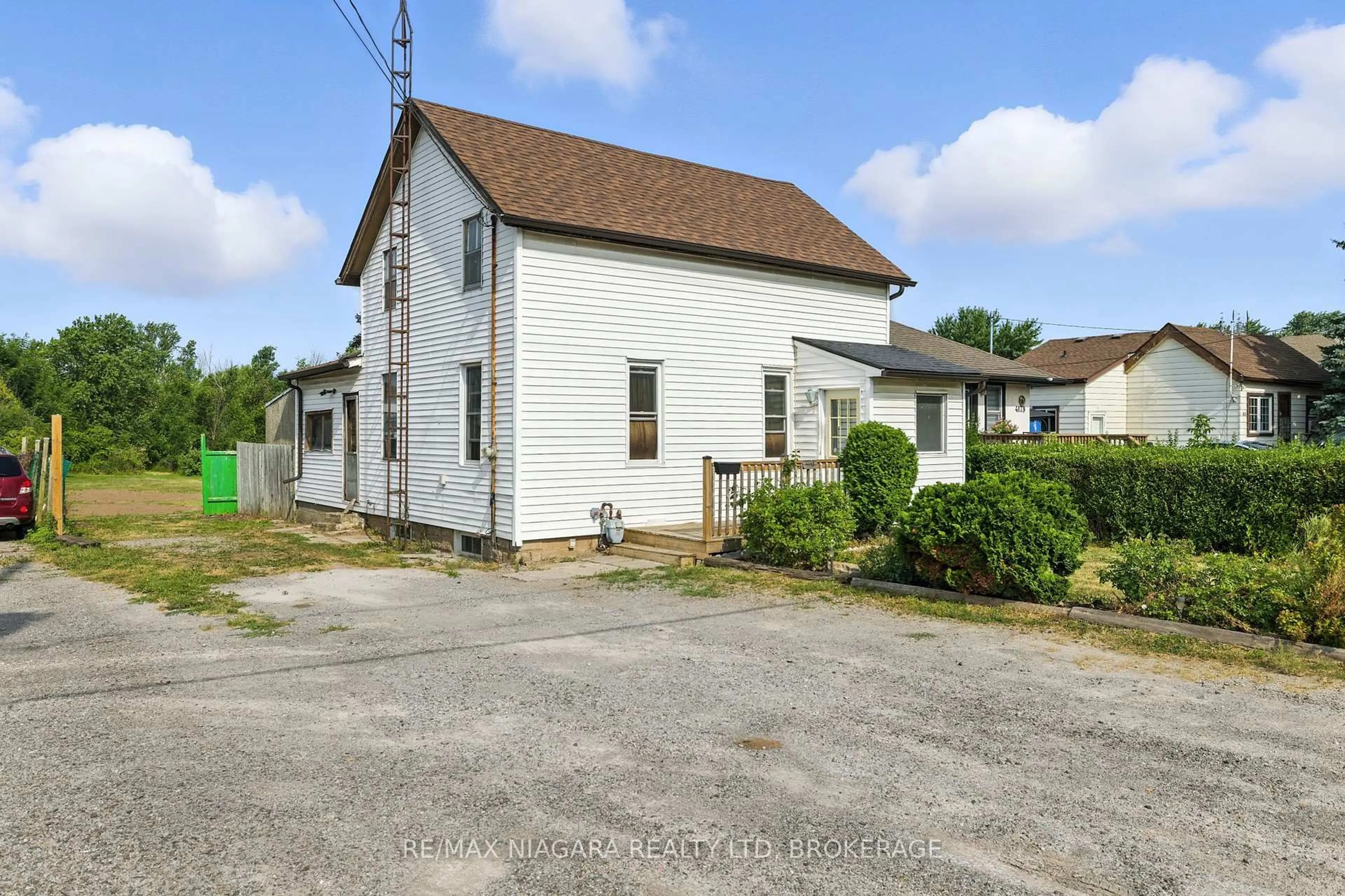 A pic from outside/outdoor area/front of a property/back of a property/a pic from drone, building for 4183 Kalar Rd, Niagara Falls Ontario L2H 1S7