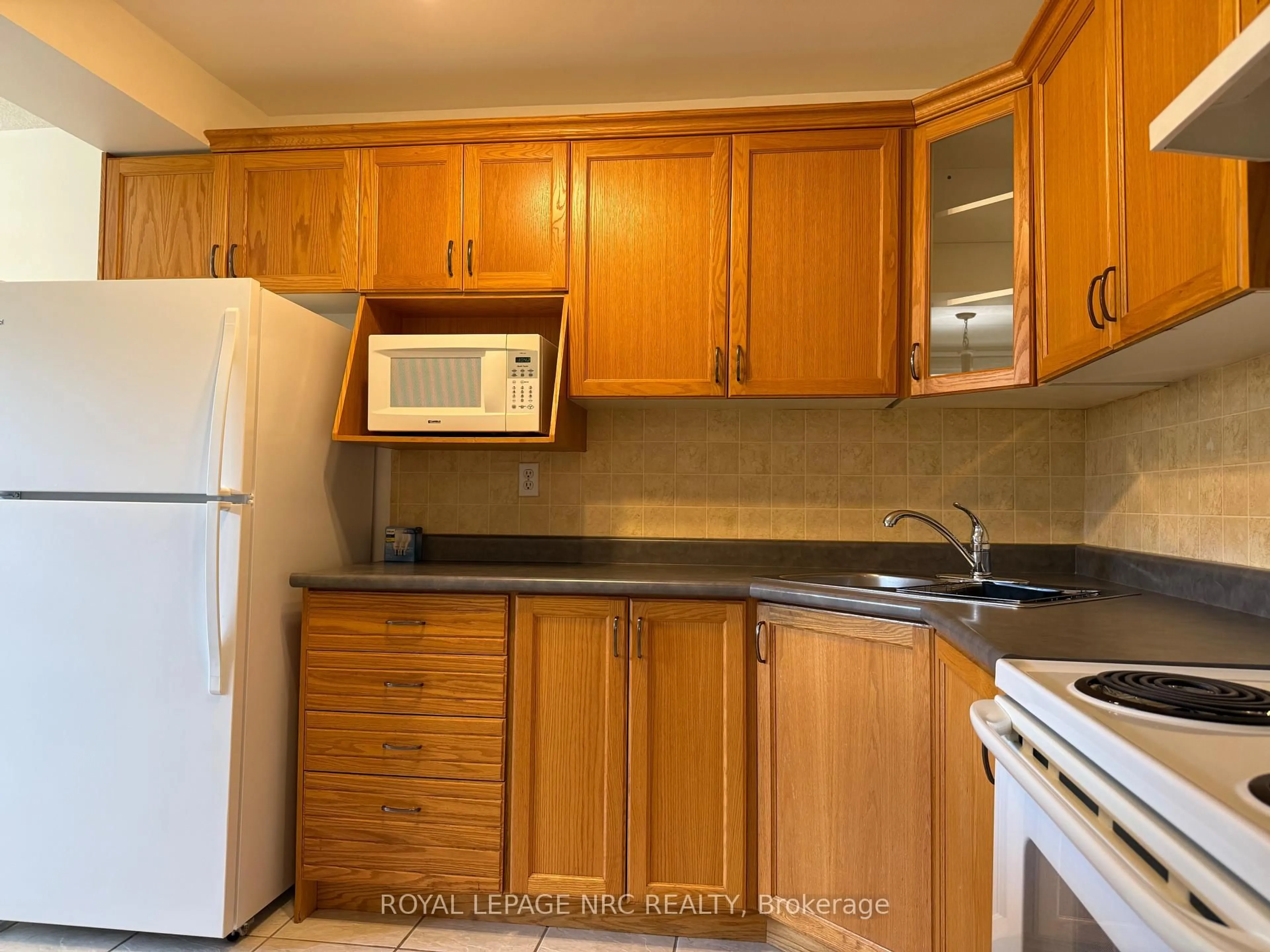 Standard kitchen, wood/laminate floor for 264 Oakdale Ave #103, St. Catharines Ontario L2P 2K4