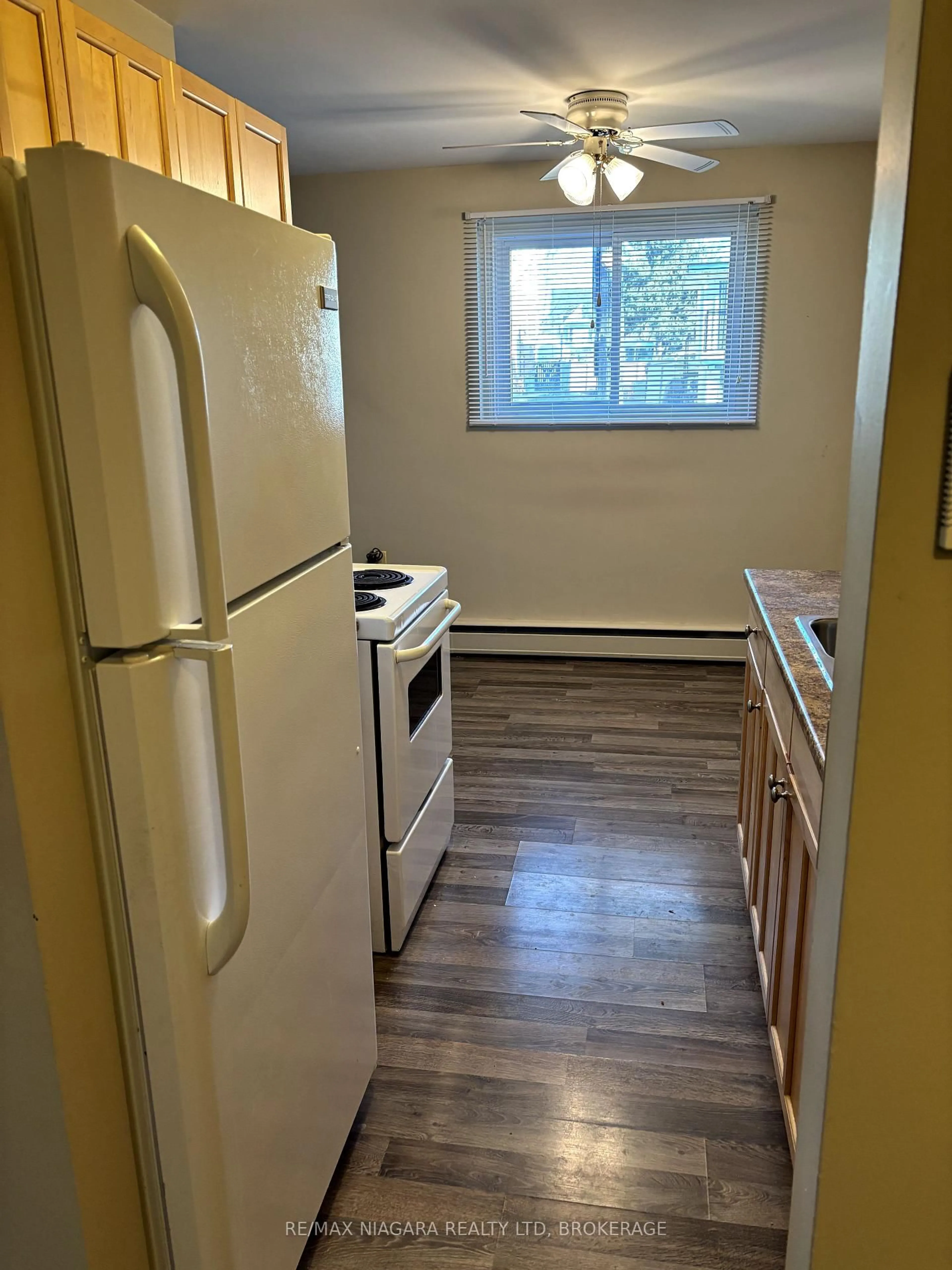 Standard kitchen, wood/laminate floor for 17 Simcoe St, St. Catharines Ontario L2N 5C6