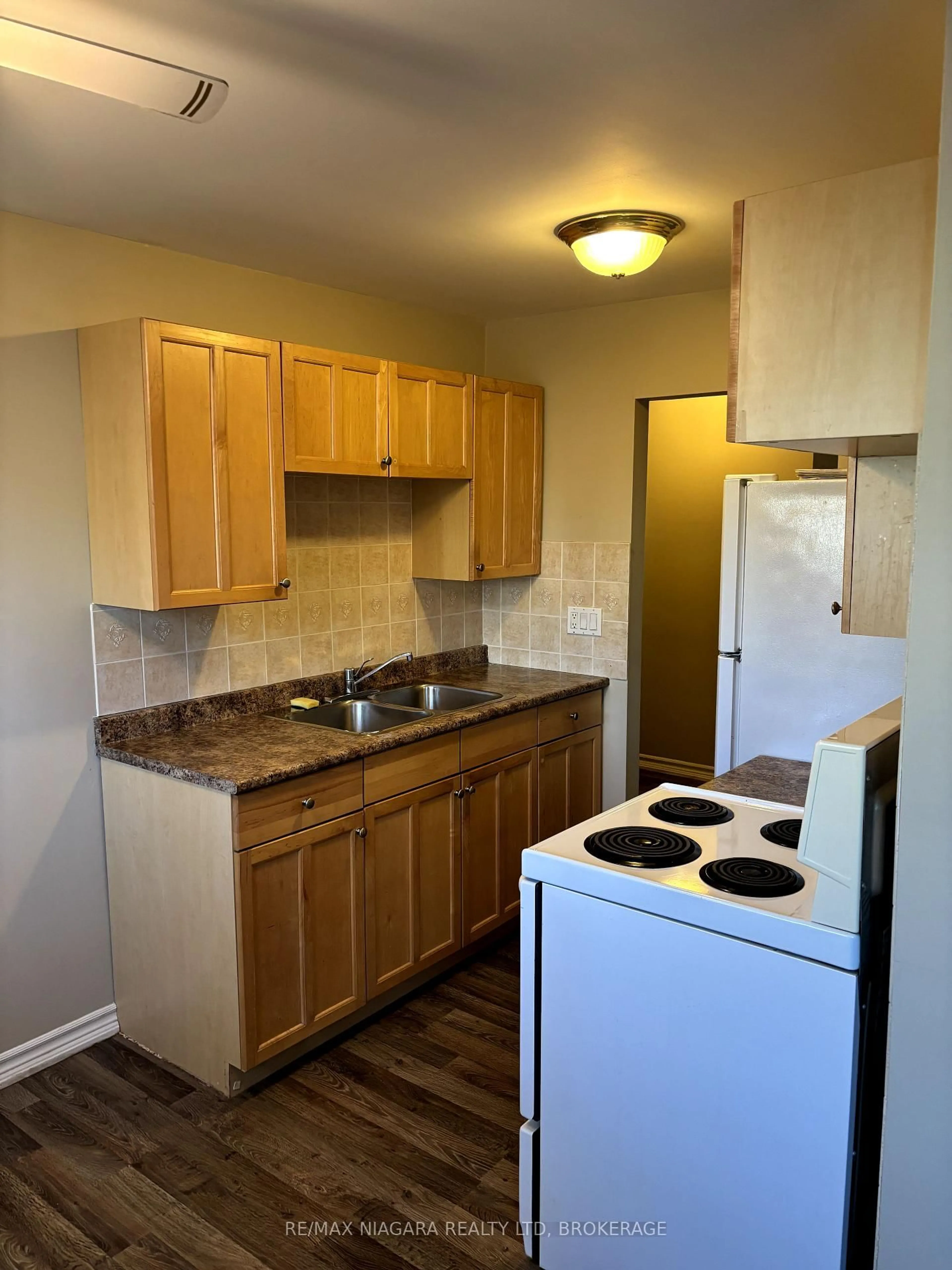 Standard kitchen, unknown for 17 Simcoe St, St. Catharines Ontario L2N 5C6