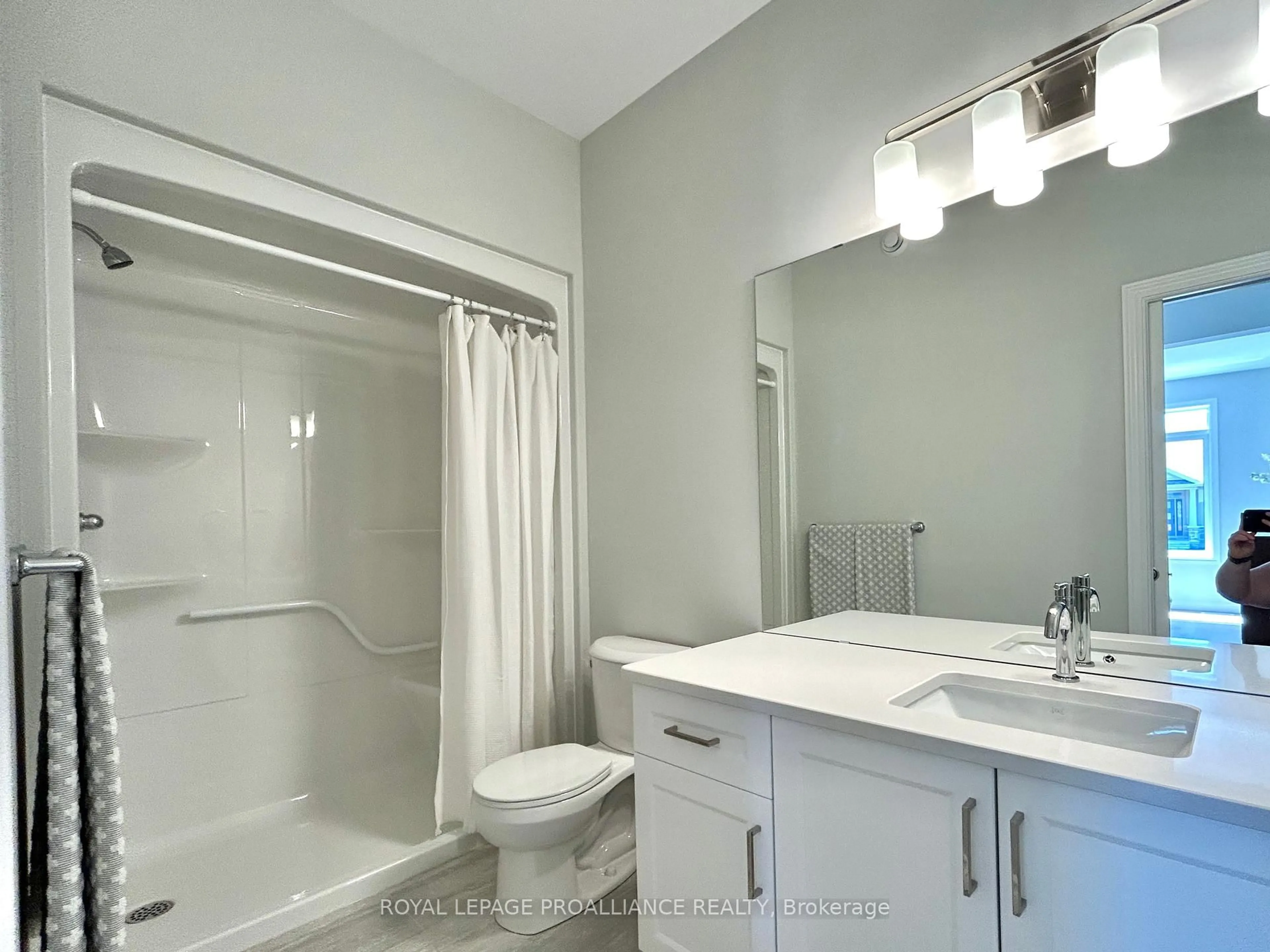Standard bathroom, ceramic/tile floor for 79 Athabaska Dr, Belleville Ontario K8N 0T1