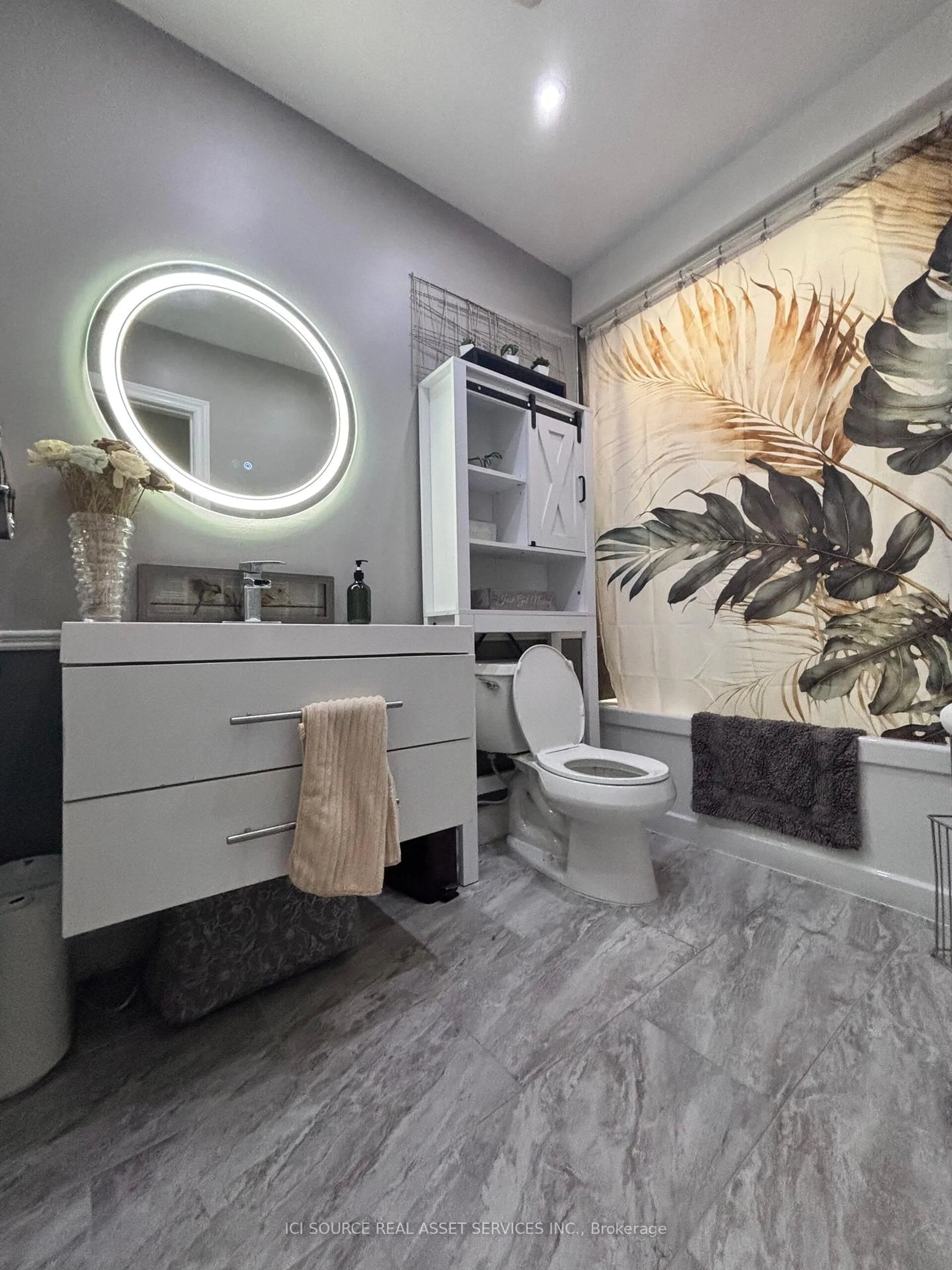 Contemporary bathroom, ceramic/tile floor for 73 Marc Blvd, Welland Ontario L3B 5V2