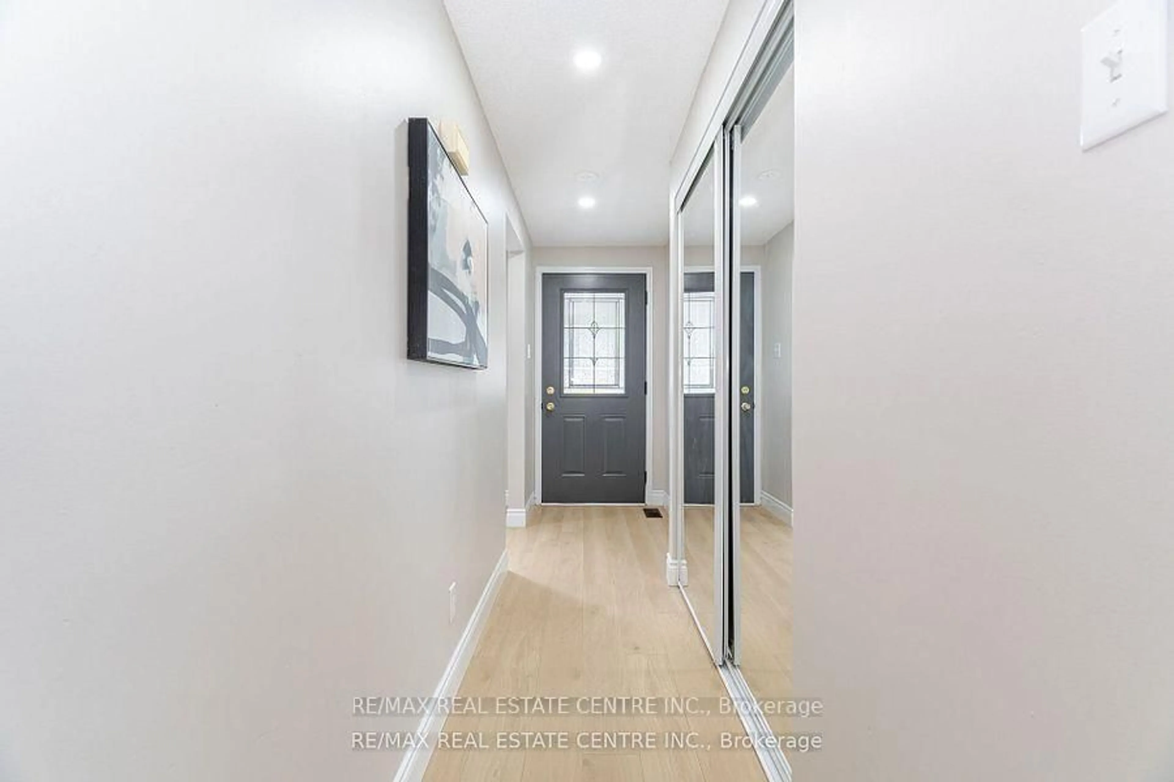 Indoor entryway for A-635 Rummelhardt Dr, Waterloo Ontario N2T 2K4