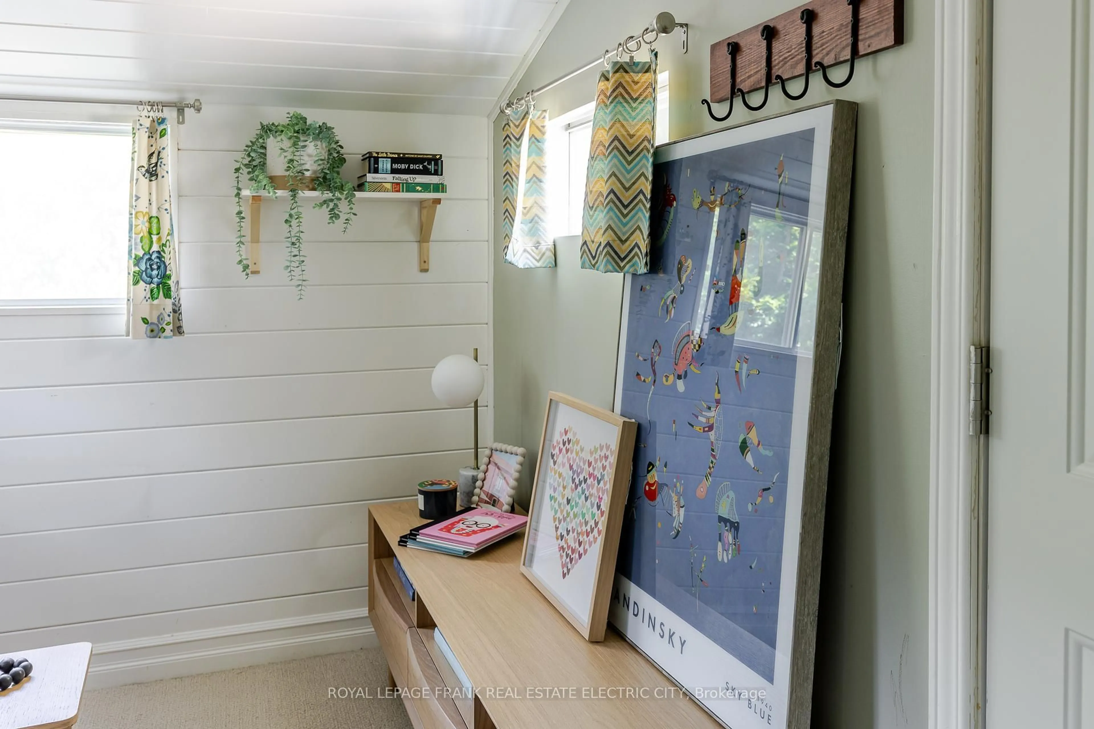 Indoor entryway for 130 Hazlitt St, Peterborough East Ontario K9H 1L5