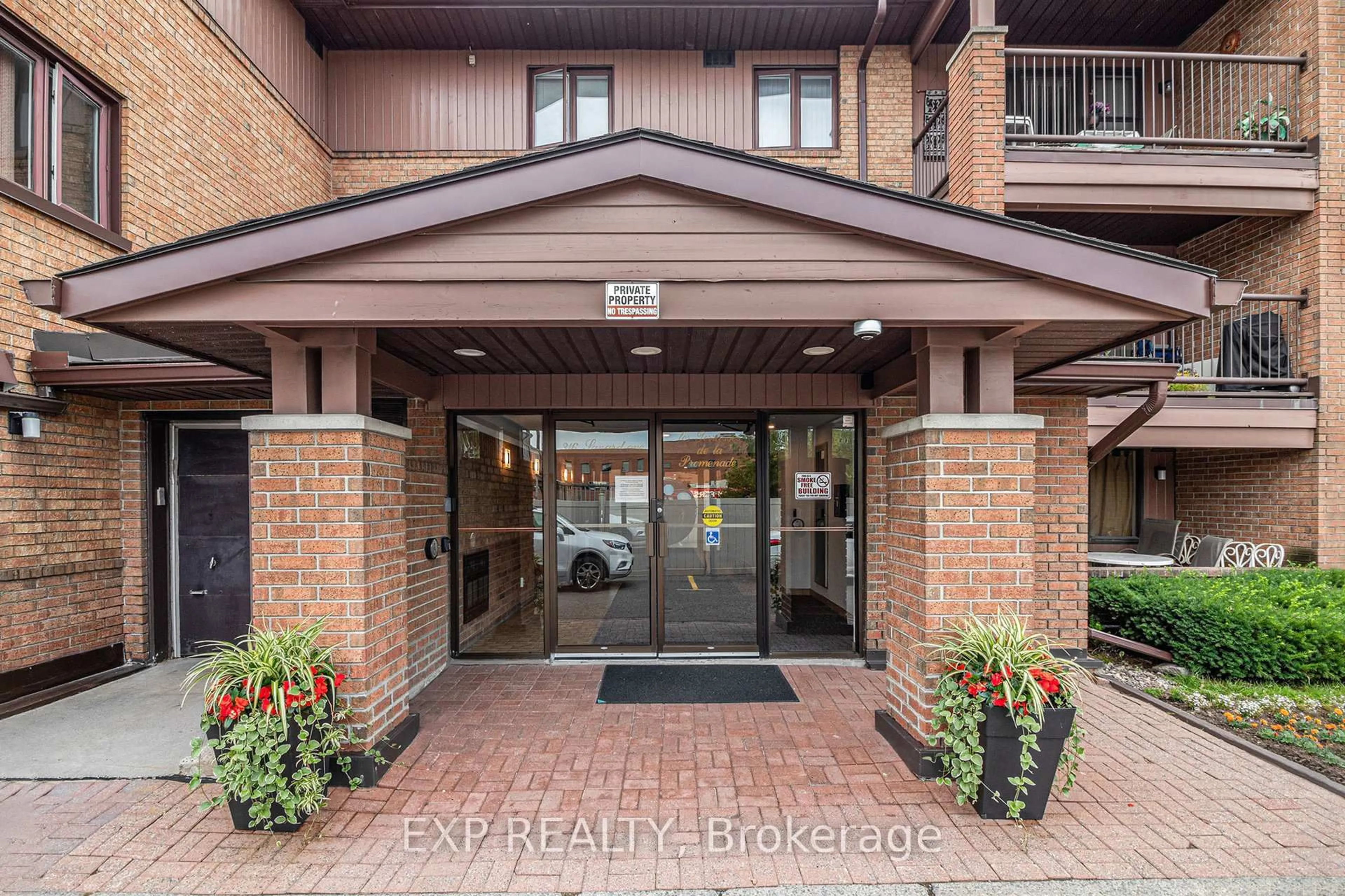 Indoor foyer for 316 Savard Ave #111, Ottawa Ontario K1L 7S2