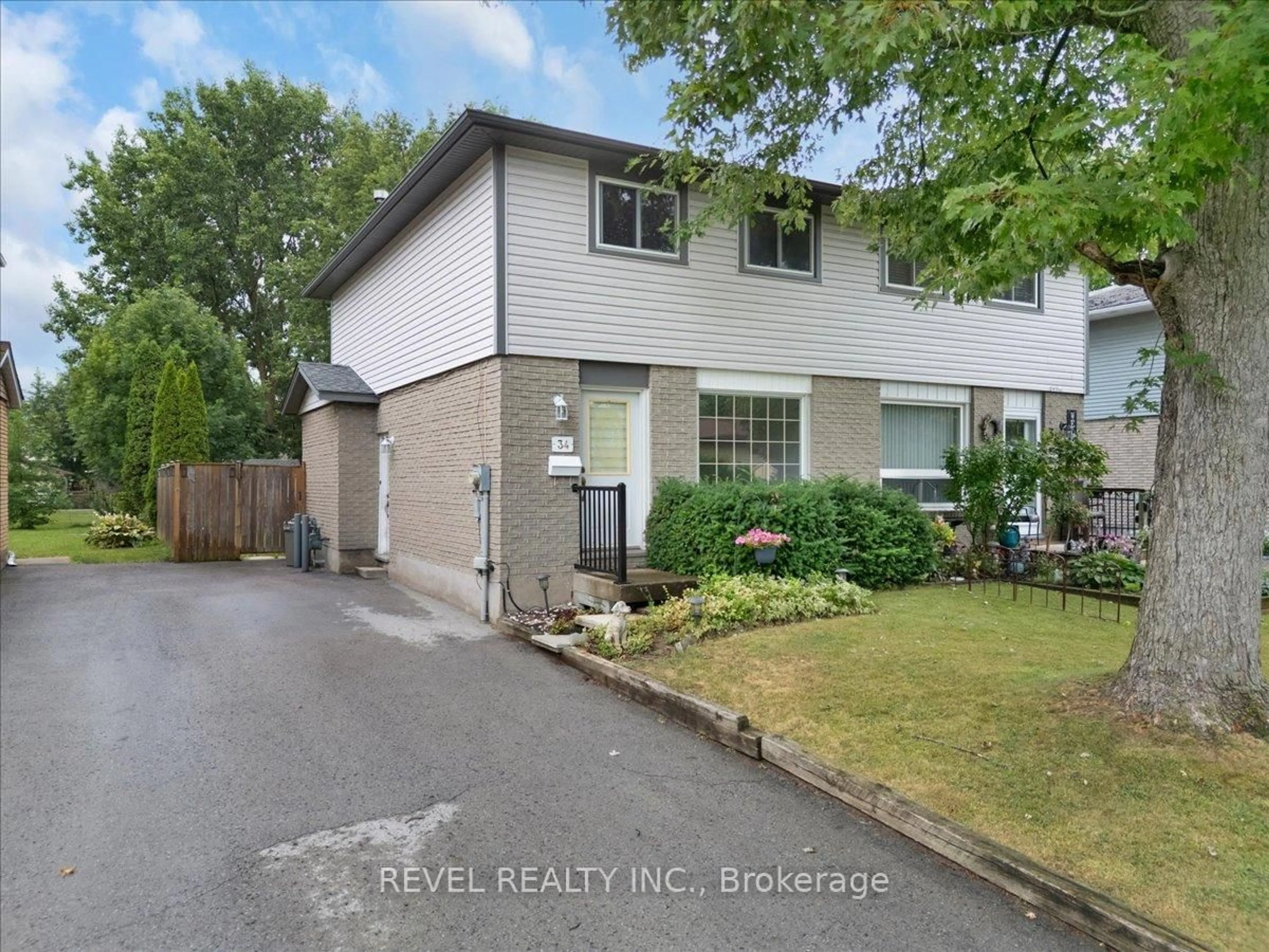 A pic from outside/outdoor area/front of a property/back of a property/a pic from drone, street for 34 Silvan Dr, Welland Ontario L3C 6C3