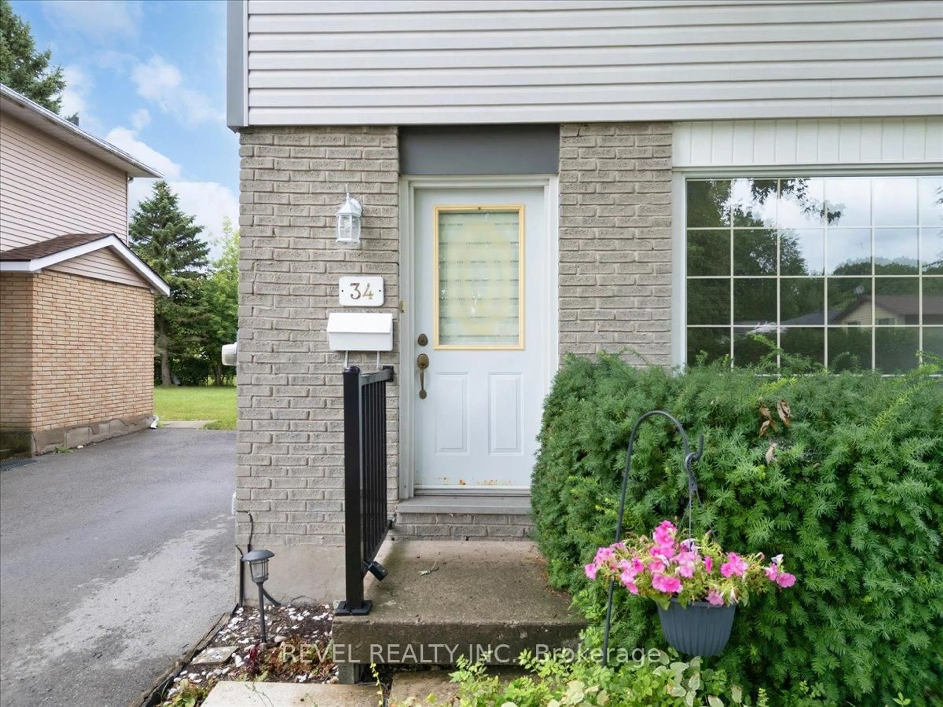 Indoor entryway for 34 Silvan Dr, Welland Ontario L3C 6C3