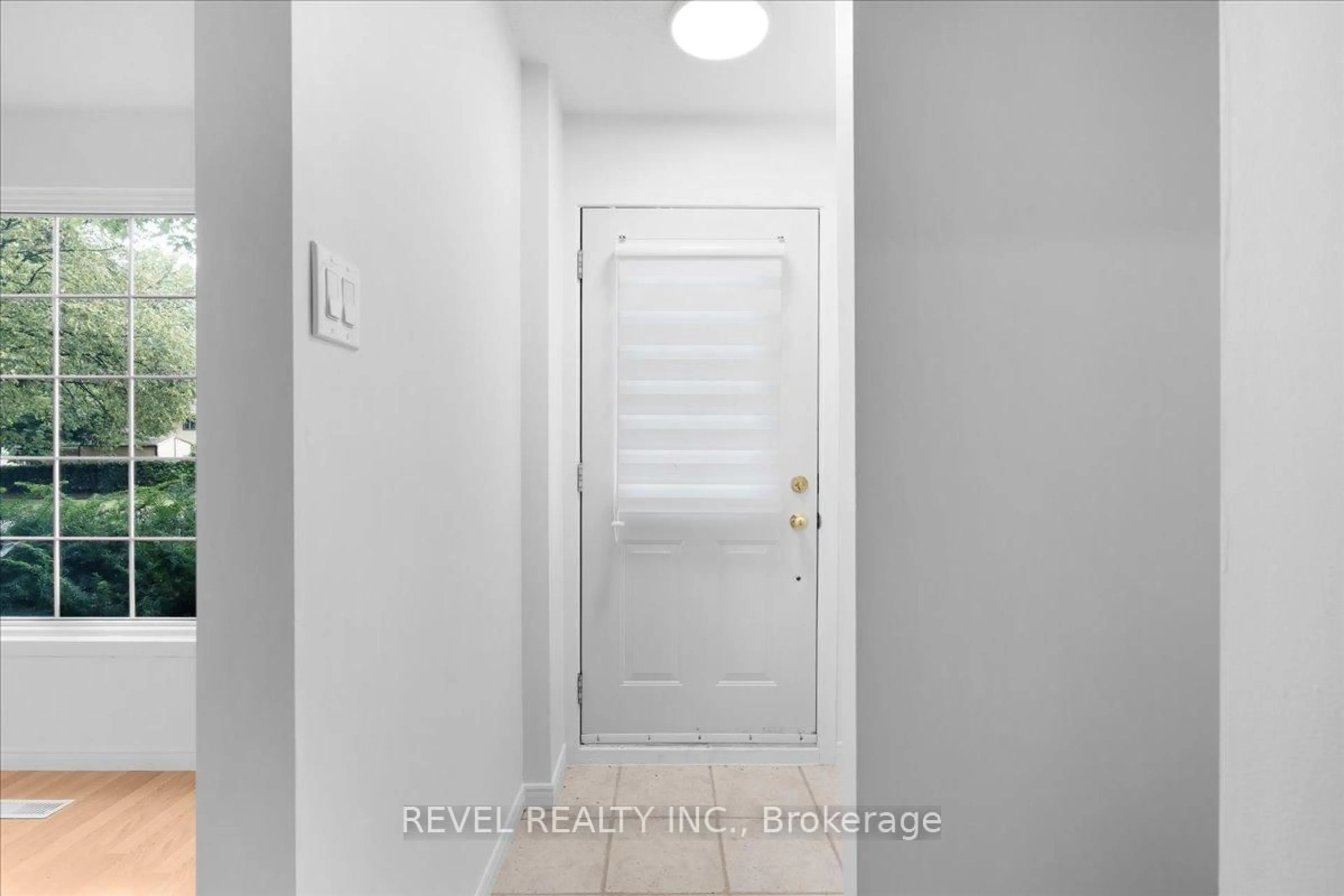 Indoor entryway for 34 Silvan Dr, Welland Ontario L3C 6C3