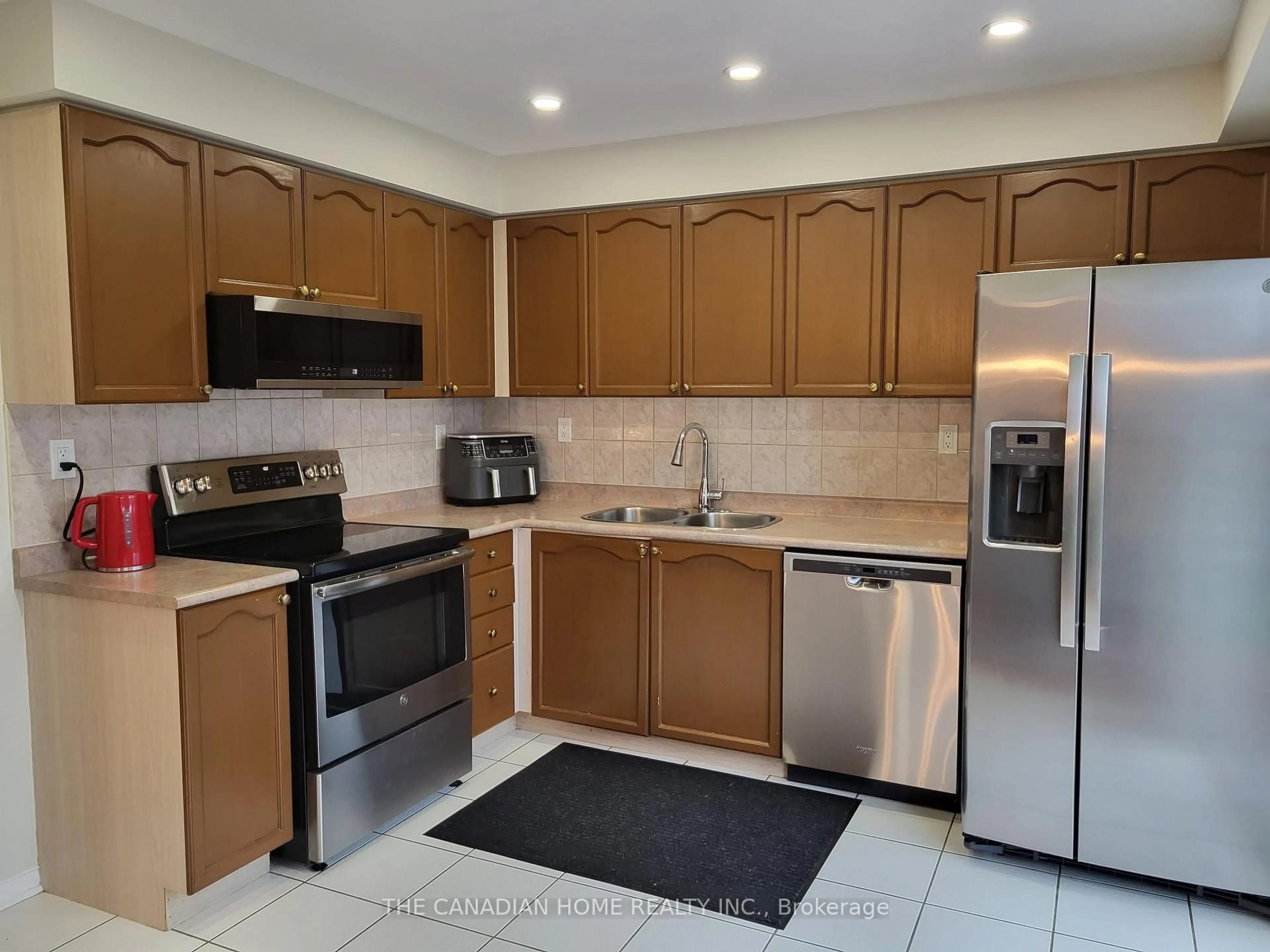 Standard kitchen, unknown for 1020 Peach Blossom Cres, Windsor Ontario N9G 2R5