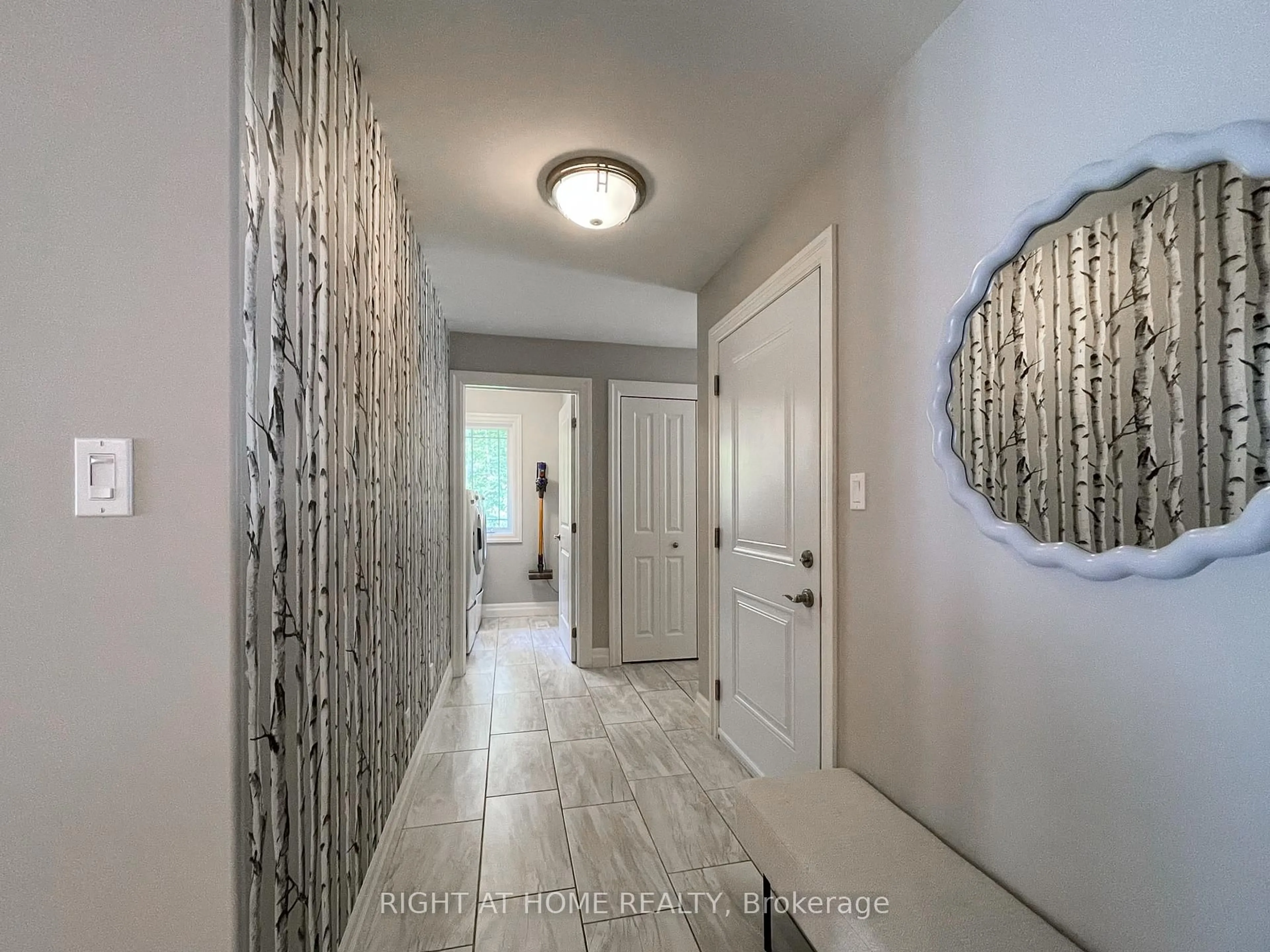 Indoor entryway for 107 Aspen Dr, Quinte West Ontario K8V 0E2