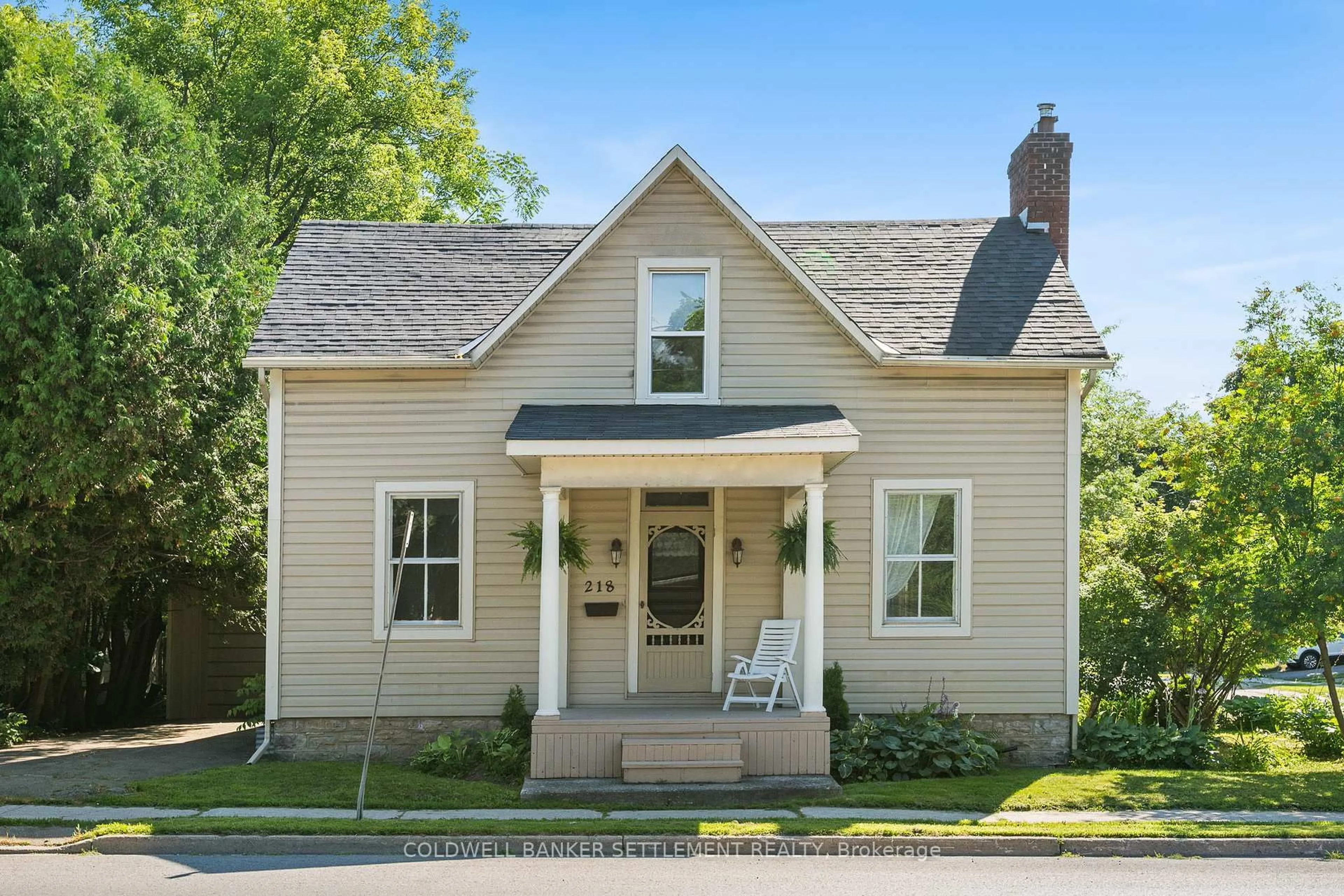 Home with vinyl exterior material, street for 218 Gore St, Perth Ontario K7H 1K7