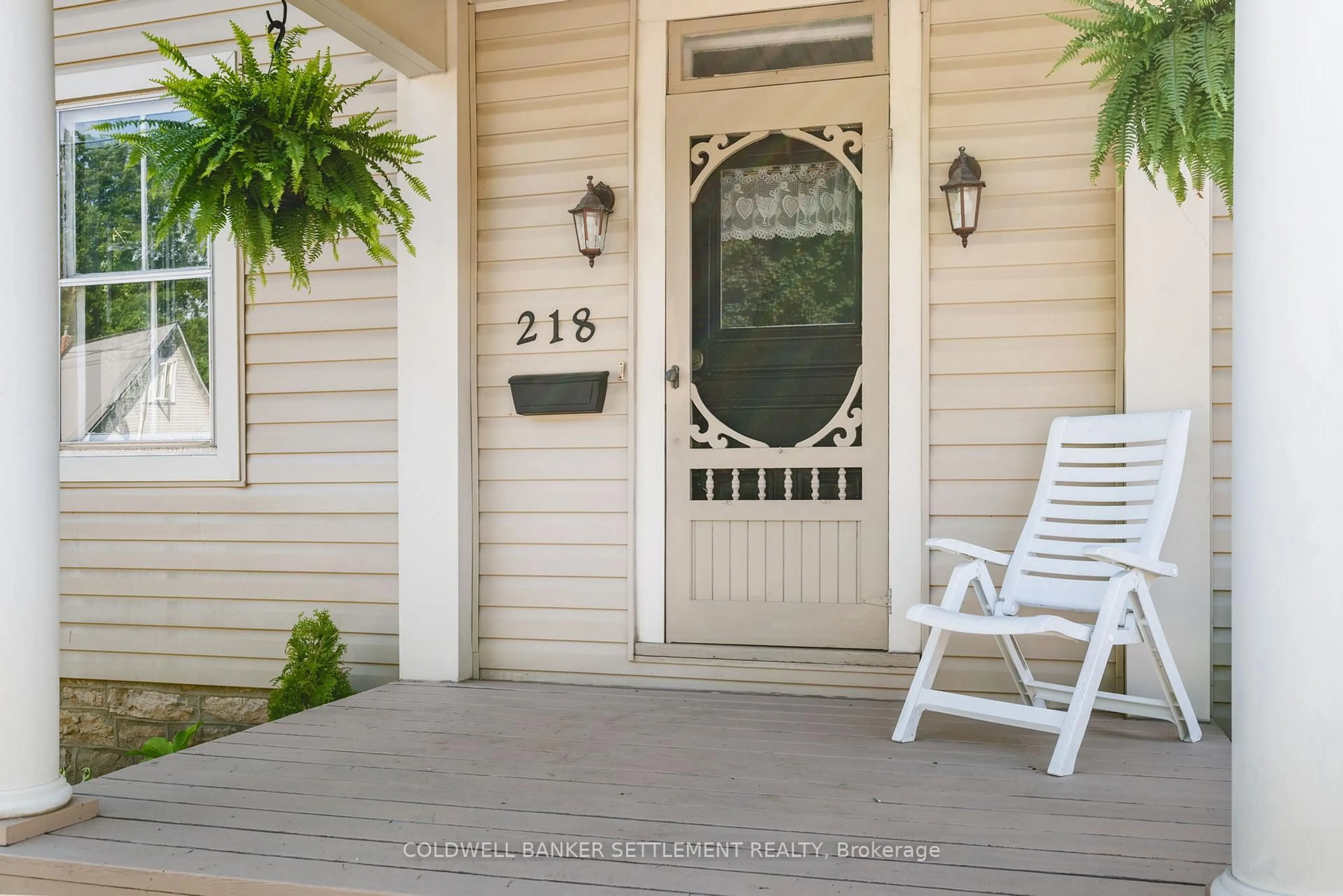 Indoor entryway for 218 Gore St, Perth Ontario K7H 1K7