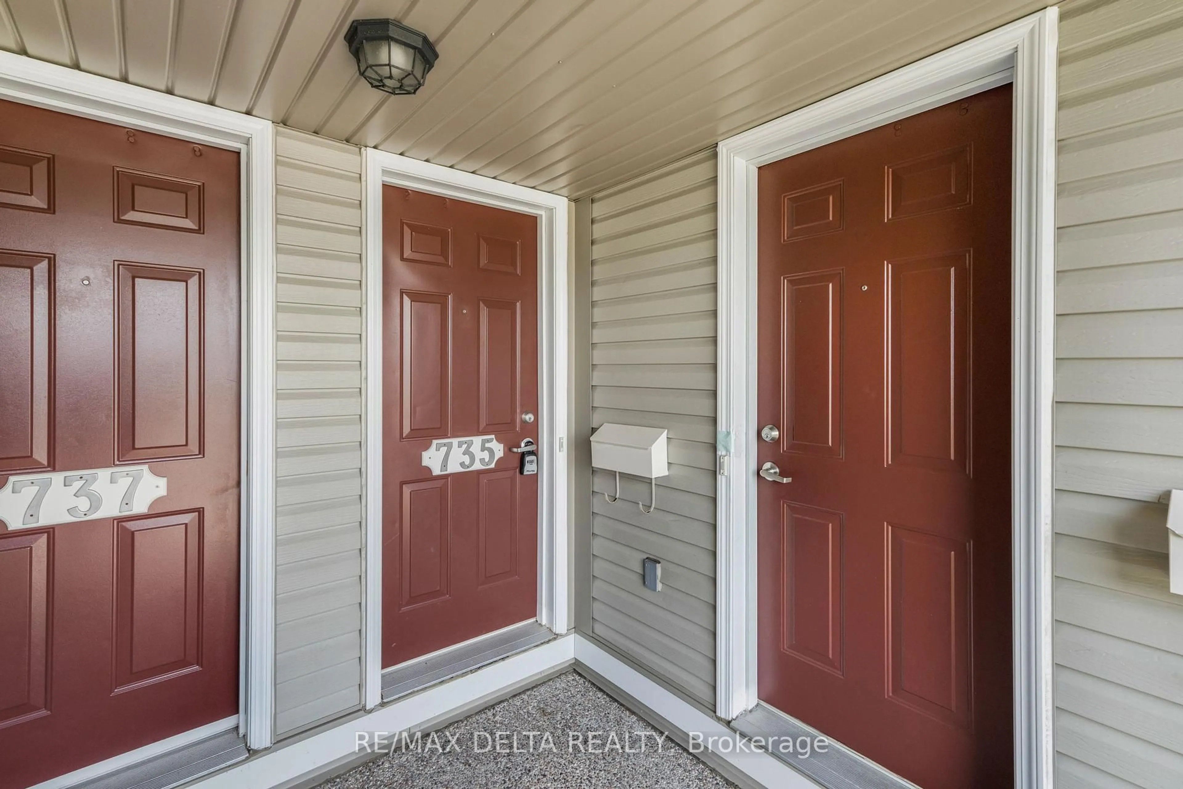 Indoor entryway for 735 Lakeridge Dr, Ottawa Ontario K4A 0N5