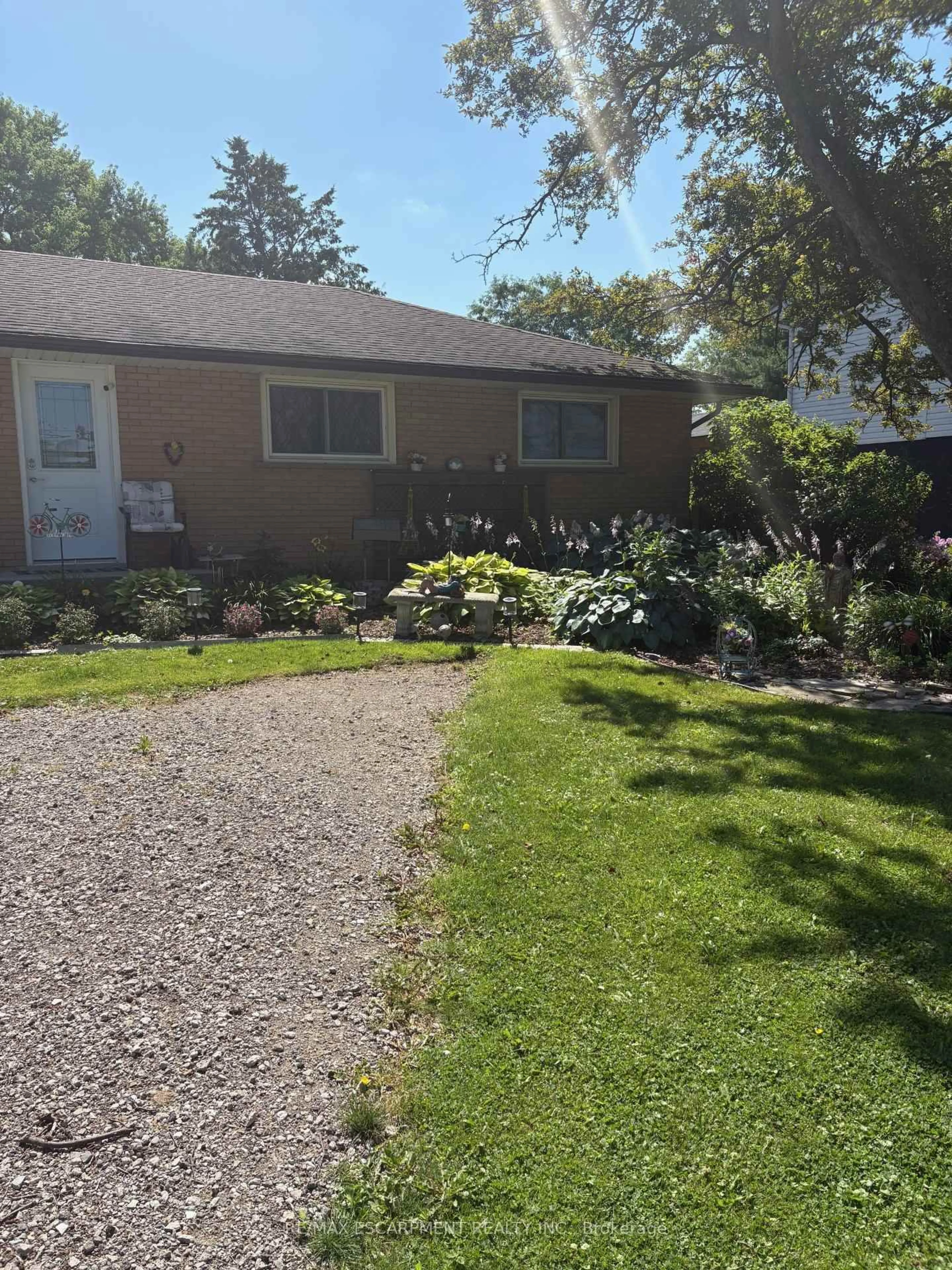 A pic from outside/outdoor area/front of a property/back of a property/a pic from drone, street for 723 Glancaster Rd, Hamilton Ontario L0R 1W0