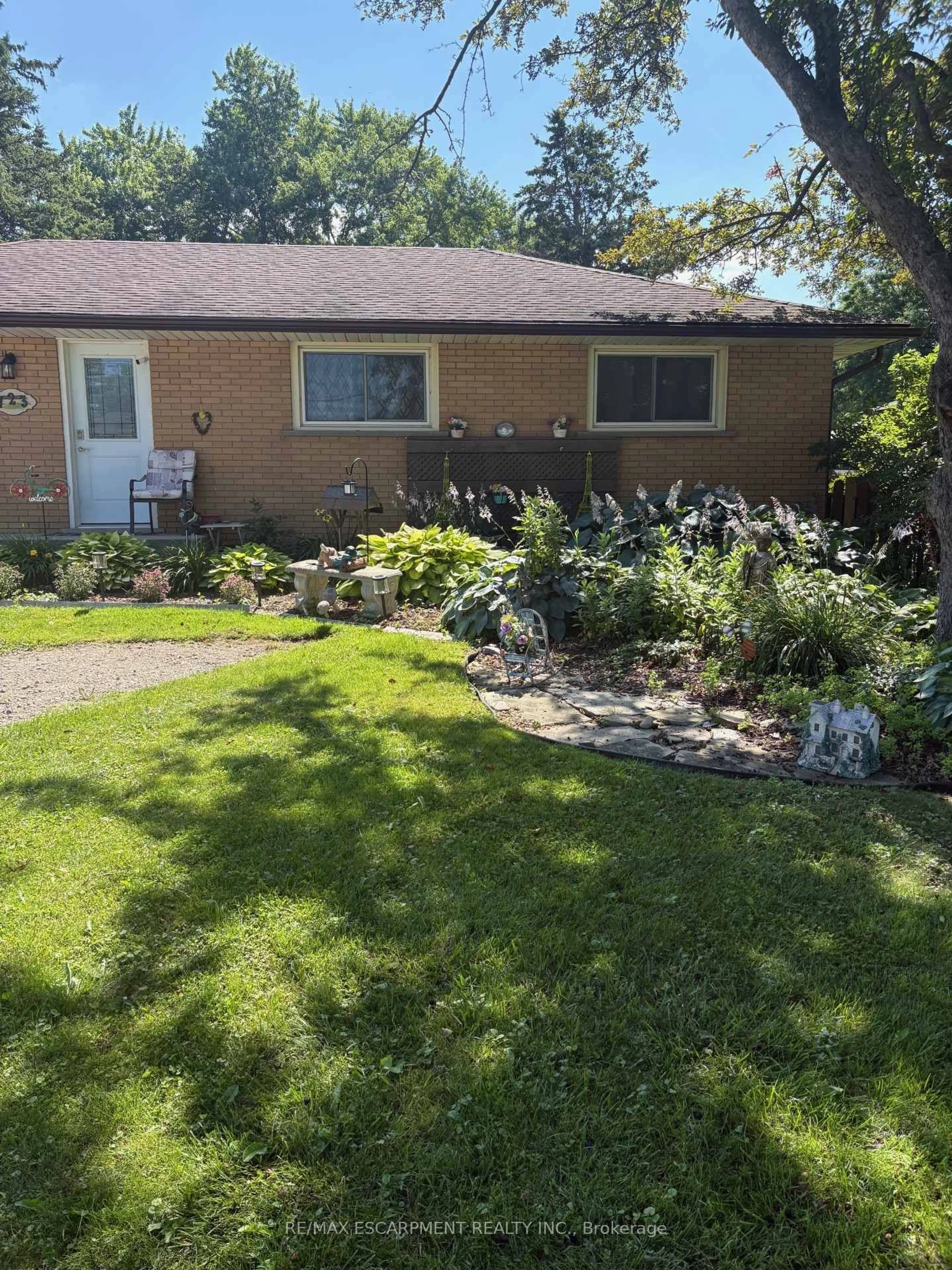 A pic from outside/outdoor area/front of a property/back of a property/a pic from drone, street for 723 Glancaster Rd, Hamilton Ontario L0R 1W0