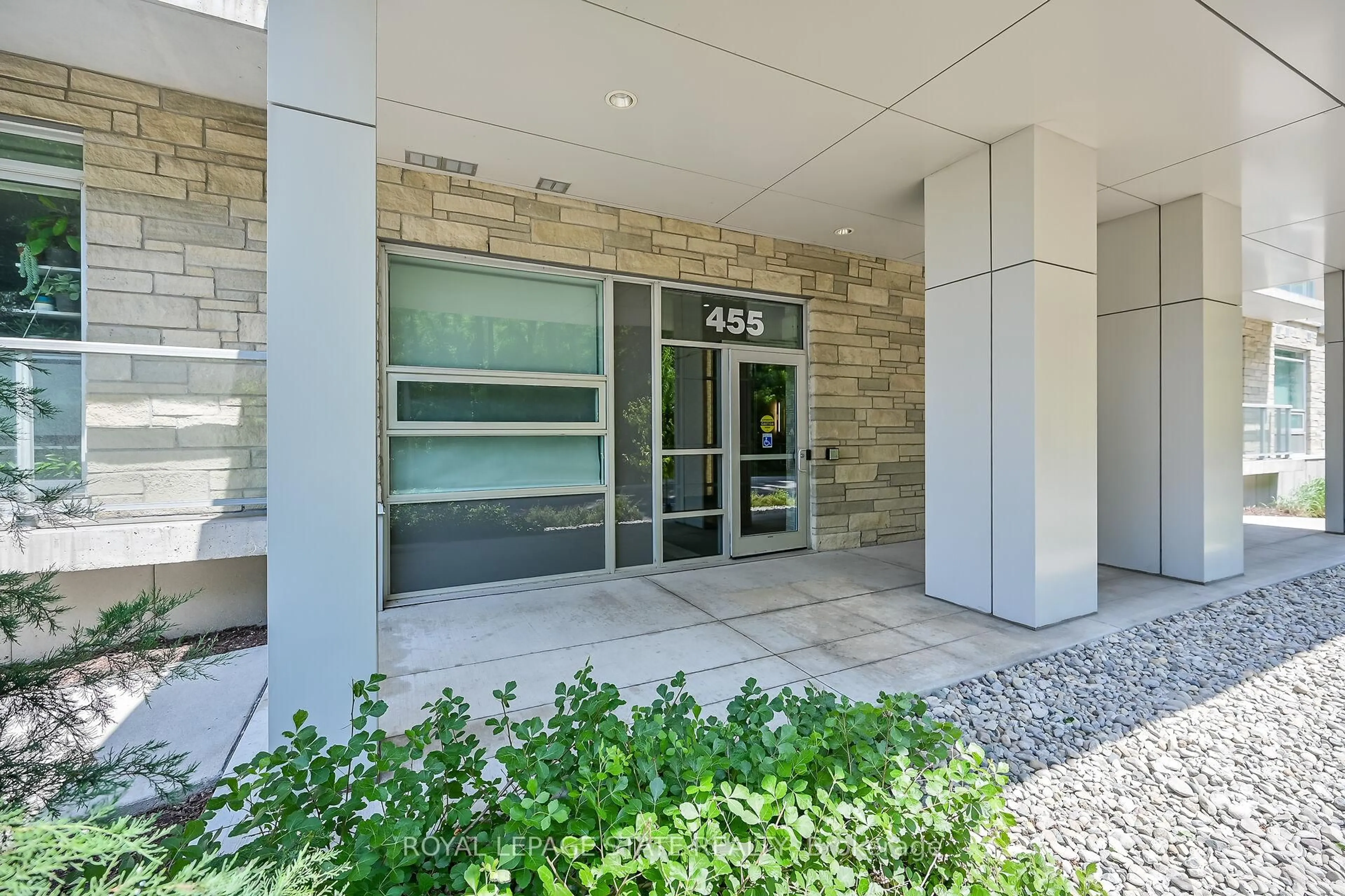 Indoor foyer for 455 Charlton Ave #307, Hamilton Ontario L8N 0B2