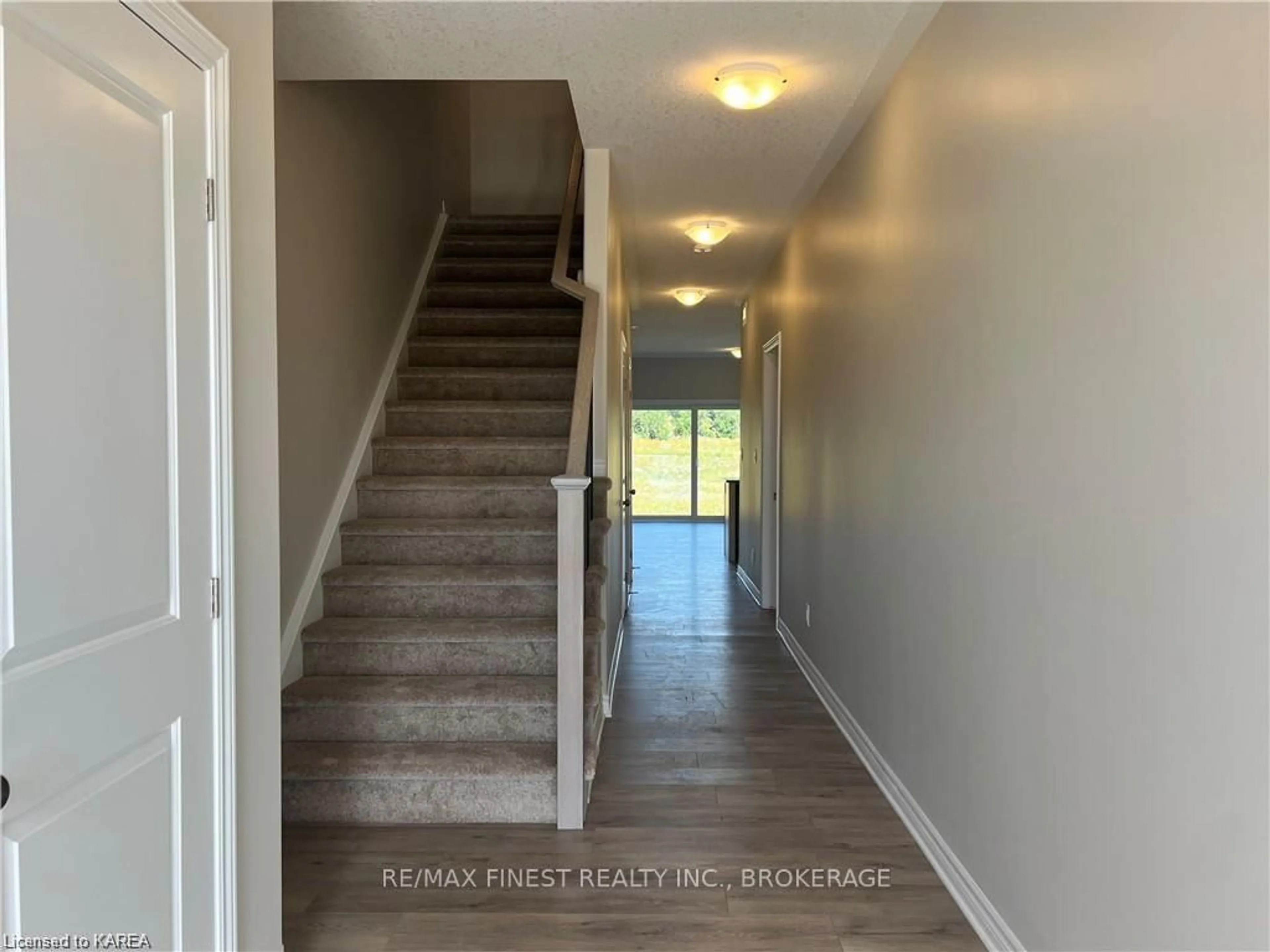 Indoor entryway for 194 HERITAGE PARK Dr, Greater Napanee Ontario K7R 3X8