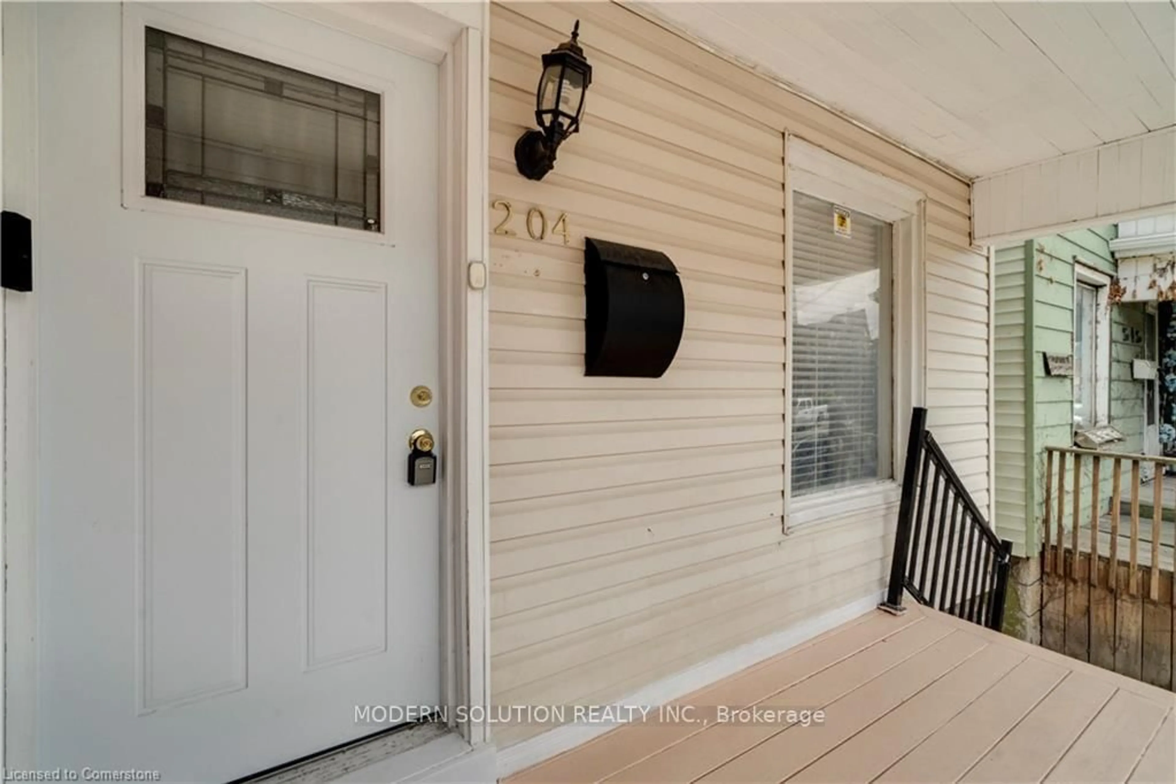 Indoor entryway for 204 Sherman Ave, Hamilton Ontario L8L 6M9