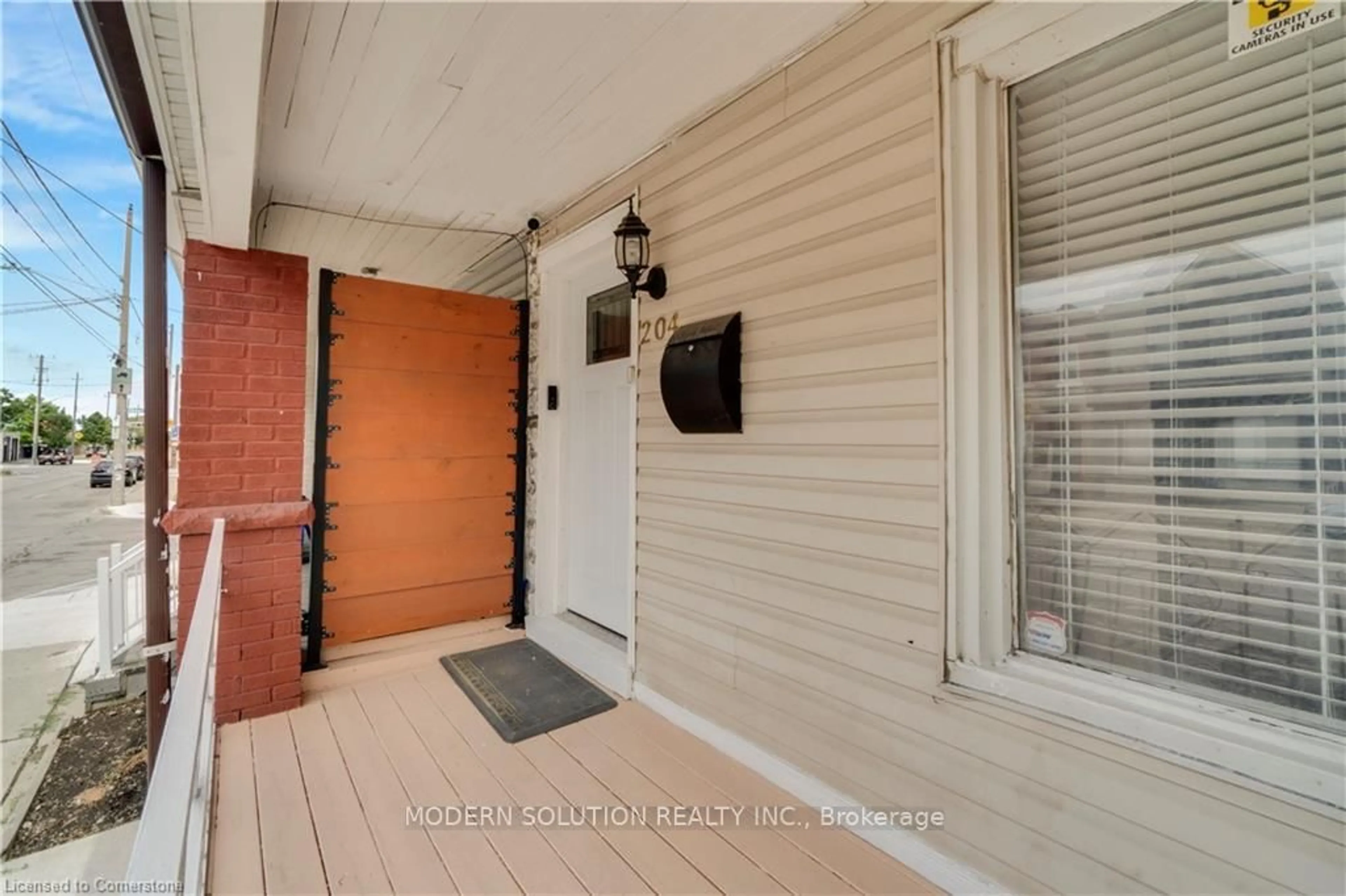 Indoor entryway for 204 Sherman Ave, Hamilton Ontario L8L 6M9
