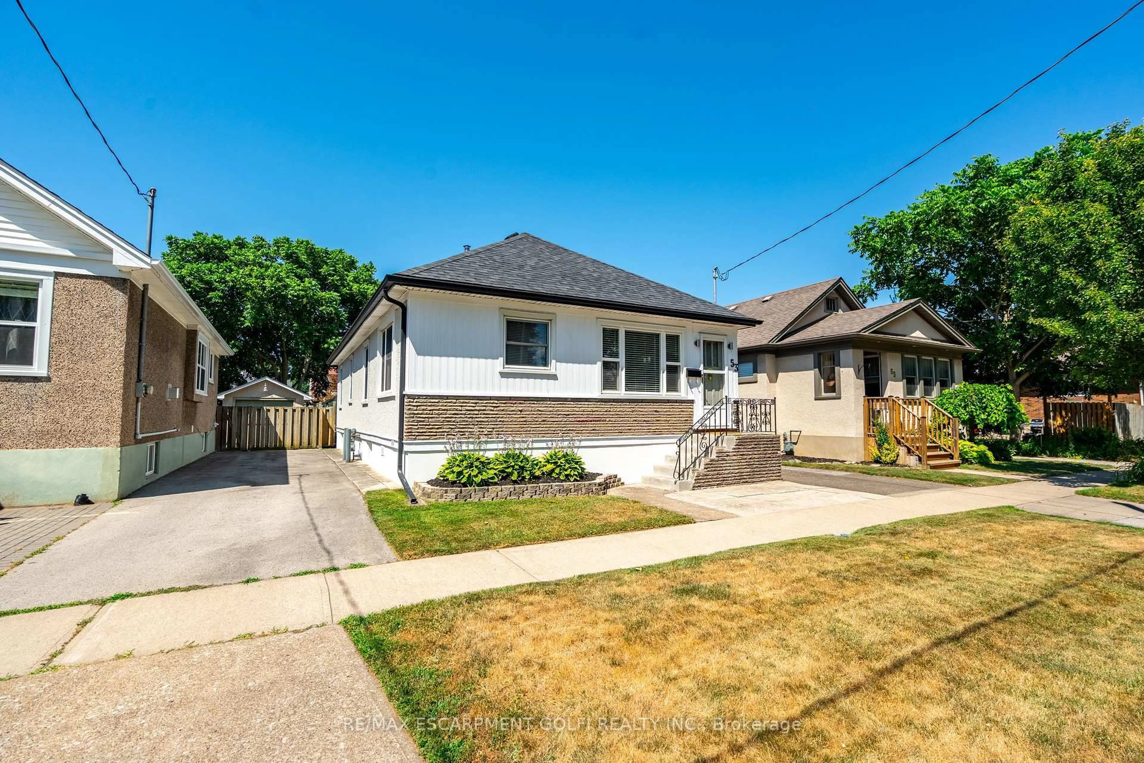 A pic from outside/outdoor area/front of a property/back of a property/a pic from drone, street for 53 Junkin St, St. Catharines Ontario L2R 1N5