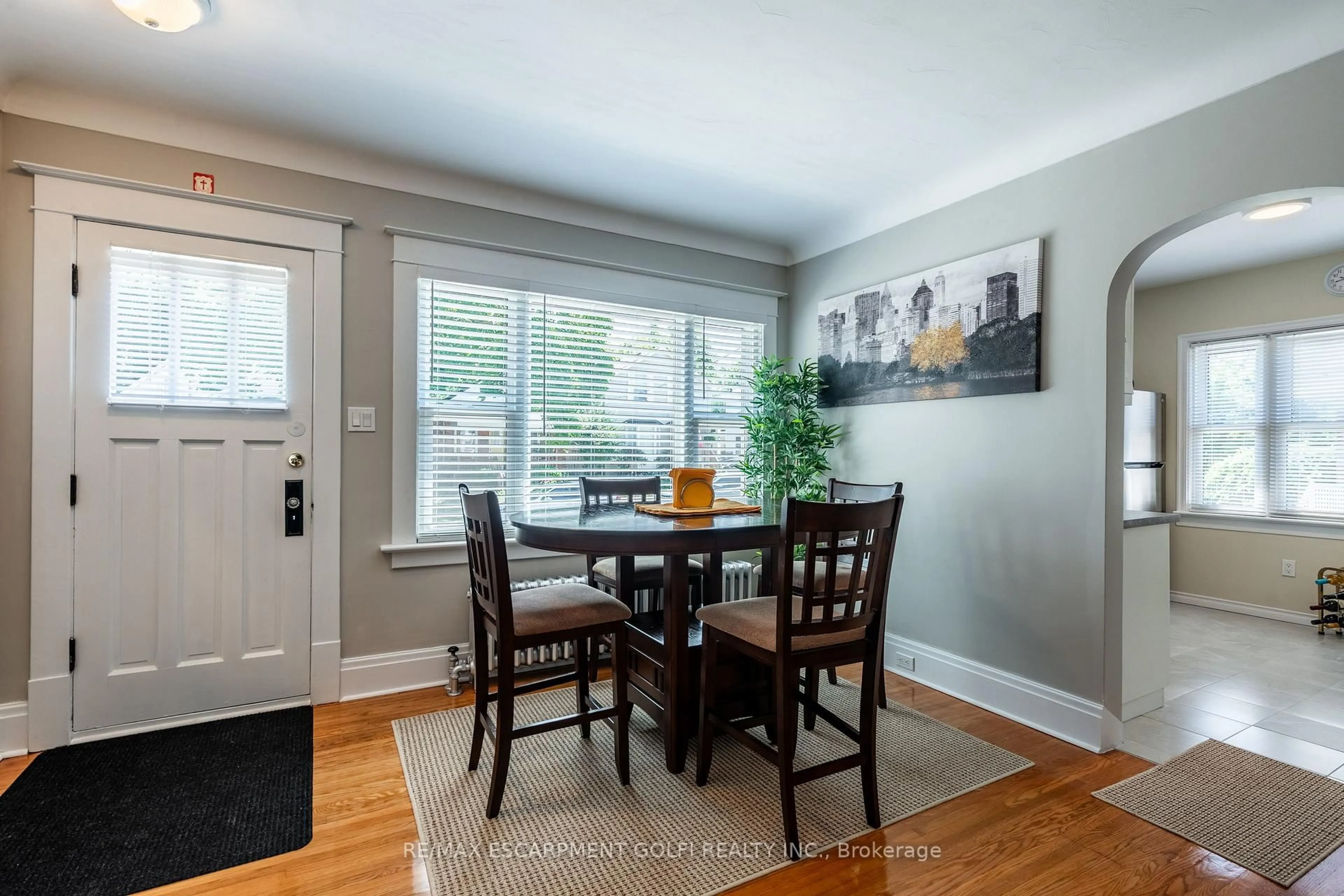 Dining room, wood/laminate floor for 53 Junkin St, St. Catharines Ontario L2R 1N5