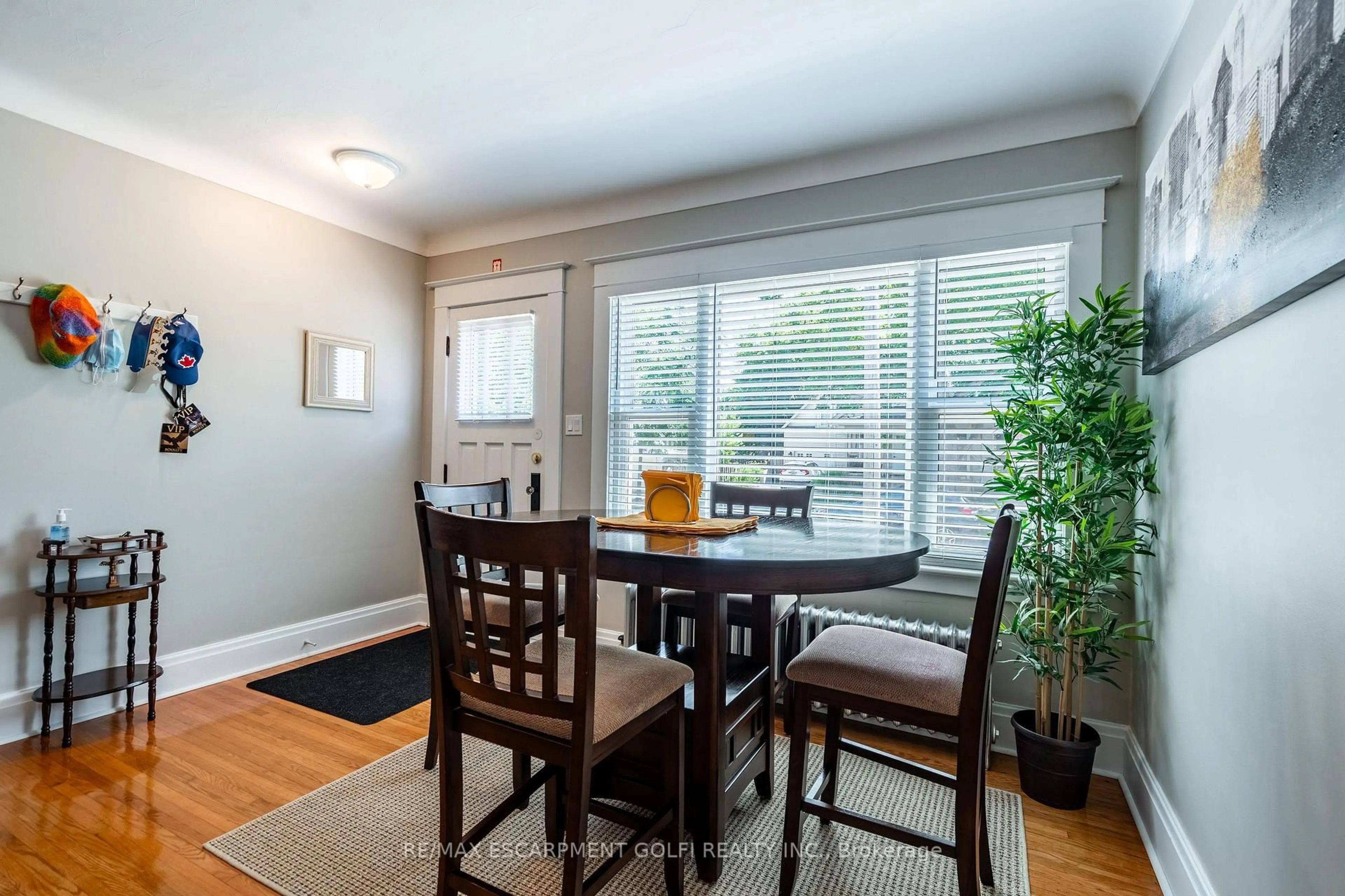Dining room, wood/laminate floor for 53 Junkin St, St. Catharines Ontario L2R 1N5