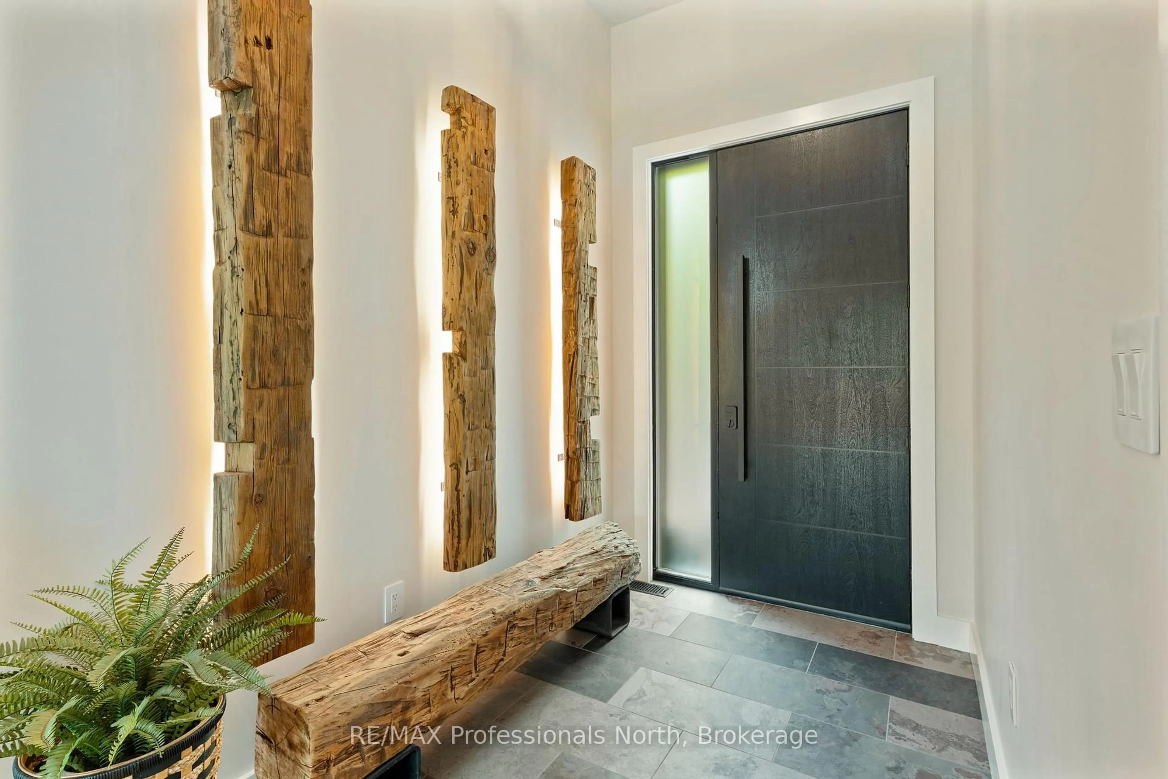 Indoor entryway for 1063 Mink Rd, Dysart et al Ontario K0M 1S0